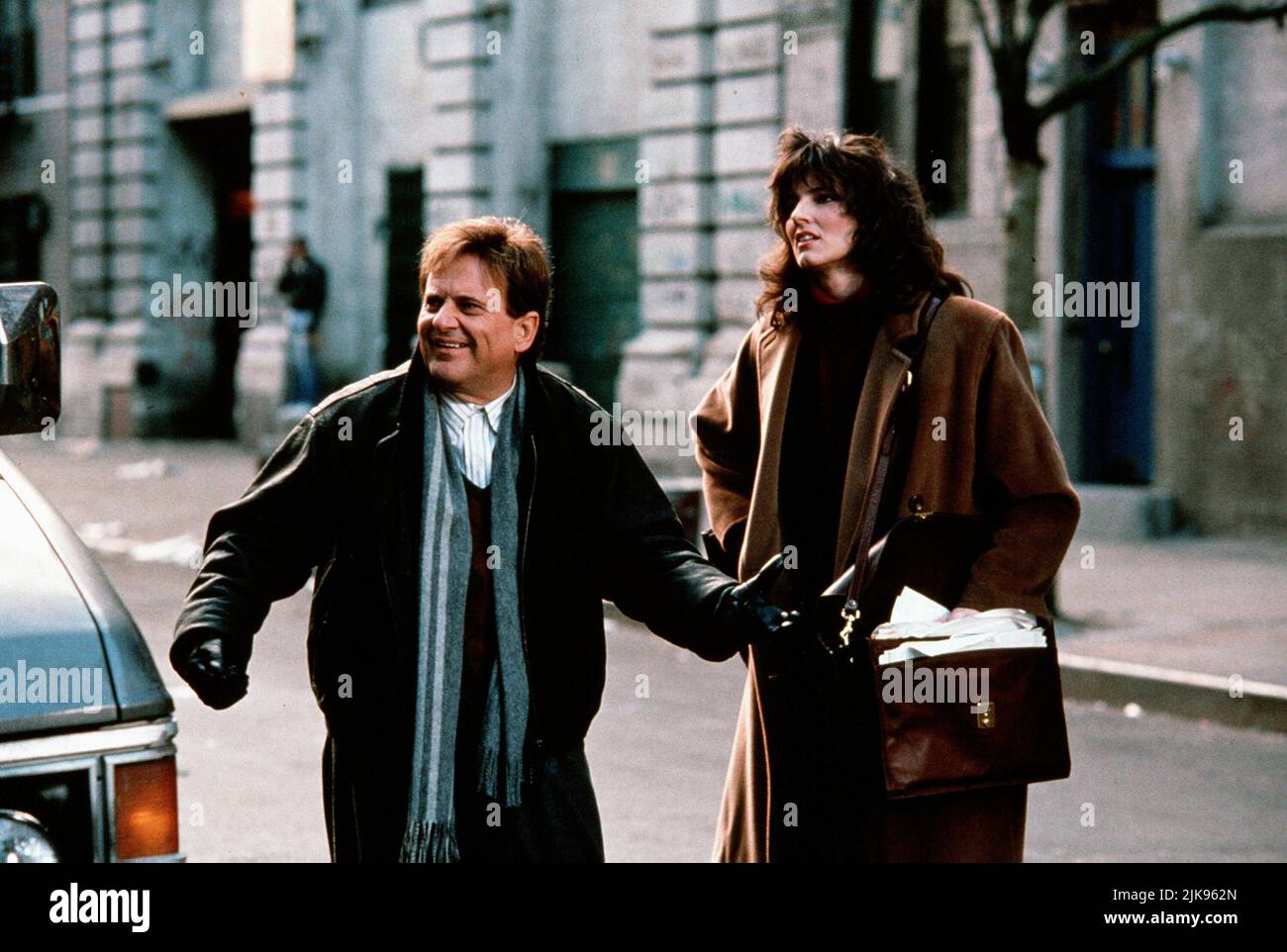 Joe Pesci & Madolyn Smith Osborne Film: The Super (1991) Charaktere: Louie Kritski & Naomi Bensinger Regie: Rod Daniel 04 October 1991 **WARNUNG** Dieses Foto ist nur für den redaktionellen Gebrauch bestimmt und unterliegt dem Copyright von 20 CENTURY FOX und/oder des Fotografen, der von der Film- oder Produktionsfirma beauftragt wurde und darf nur durch Publikationen im Zusammenhang mit der Bewerbung des oben genannten Films reproduziert werden. Eine obligatorische Gutschrift an 20 CENTURY FOX ist erforderlich. Der Fotograf sollte auch bei Bekanntwerden des Fotos gutgeschrieben werden. Ohne schriftliche Genehmigung der Film Company kann keine kommerzielle Nutzung gewährt werden. Stockfoto