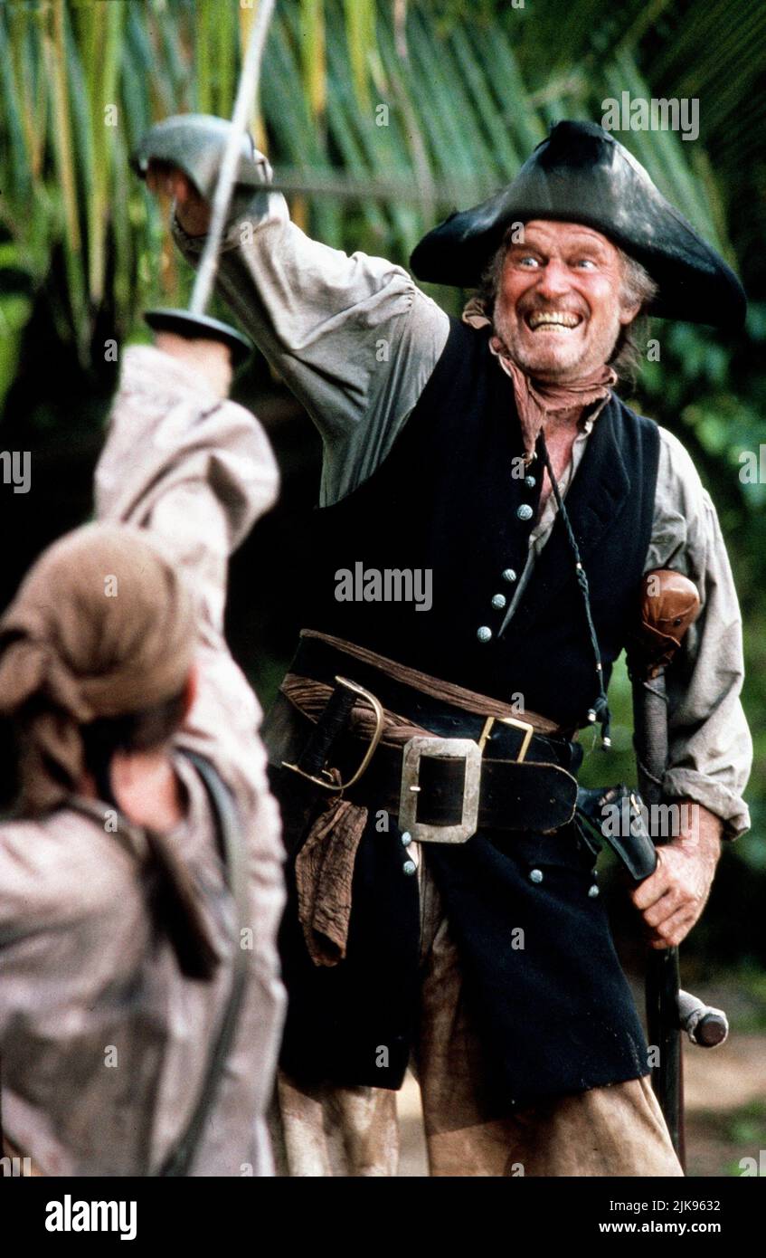 Charlton Heston Film: Treasure Island (TV-Film) Charaktere: Long John Silver USA/UK 1990, / Dt. Videotitel: 'Der Schatz Des Teufels' Regie: Fraser Clark Heston 22 January 1990 **WARNUNG** Dieses Foto ist nur für den redaktionellen Gebrauch bestimmt und unterliegt dem Copyright von TURNER PICTURES und/oder des Fotografen, der von der Film- oder Produktionsfirma beauftragt wurde und darf nur von Publikationen im Zusammenhang mit der Bewerbung des oben genannten Films reproduziert werden. Eine obligatorische Gutschrift für TURNER-BILDER ist erforderlich. Der Fotograf sollte auch bei Bekanntwerden des Fotos gutgeschrieben werden. Ohne schriftliche Genehmigung kann keine kommerzielle Nutzung gewährt werden Stockfoto