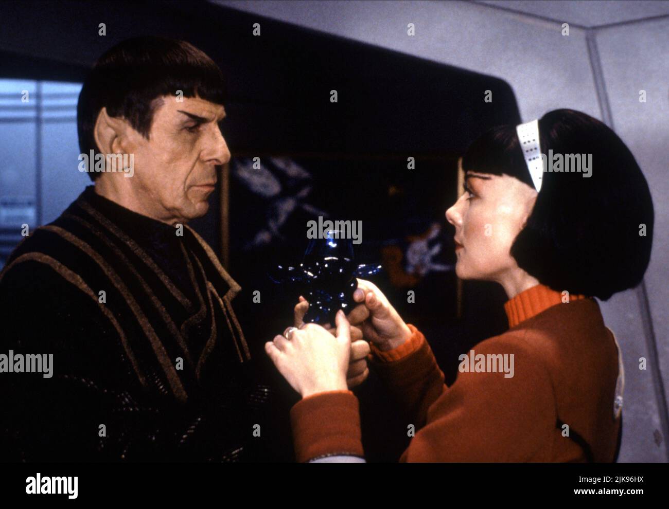 Leonard Nimoy & Kim Cattrall Film: Star Trek VI: The Undiscovered Country (USA 1989) Charaktere: Captain Spock & Lieutenant Valeris Regie: Nichola Meyer 03 December 1991 **WARNUNG** Dieses Foto ist nur für redaktionelle Zwecke bestimmt und unterliegt dem Copyright von PARAMOUNT PICTURES und/oder des Fotografen, der von der Film- oder Produktionsfirma beauftragt wurde und darf nur durch Publikationen im Zusammenhang mit der Bewerbung des oben genannten Films reproduziert werden. Eine obligatorische Gutschrift für PARAMOUNT-BILDER ist erforderlich. Der Fotograf sollte auch bei Bekanntwerden des Fotos gutgeschrieben werden. Ohne schriftliche Genehmigung kann keine kommerzielle Nutzung gewährt werden Stockfoto