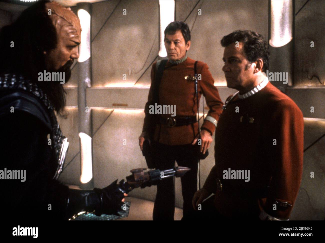 DeForest Kelley & William Shatner Film: Star Trek VI: The Undiscovered Country (USA 1989) Charaktere: Dr. Leonard Regie: Nichola Meyer 03 December 1991 **WARNUNG** Dieses Foto ist nur für redaktionelle Zwecke bestimmt und unterliegt dem Copyright von PARAMOUNT PICTURES und/oder des Fotografen, der von der Film- oder Produktionsfirma beauftragt wurde und darf nur durch Publikationen im Zusammenhang mit der Bewerbung des oben genannten Films reproduziert werden. Eine obligatorische Gutschrift für PARAMOUNT-BILDER ist erforderlich. Der Fotograf sollte auch bei Bekanntwerden des Fotos gutgeschrieben werden. Ohne schriftliche Genehmigung des Films C kann keine kommerzielle Nutzung gewährt werden Stockfoto