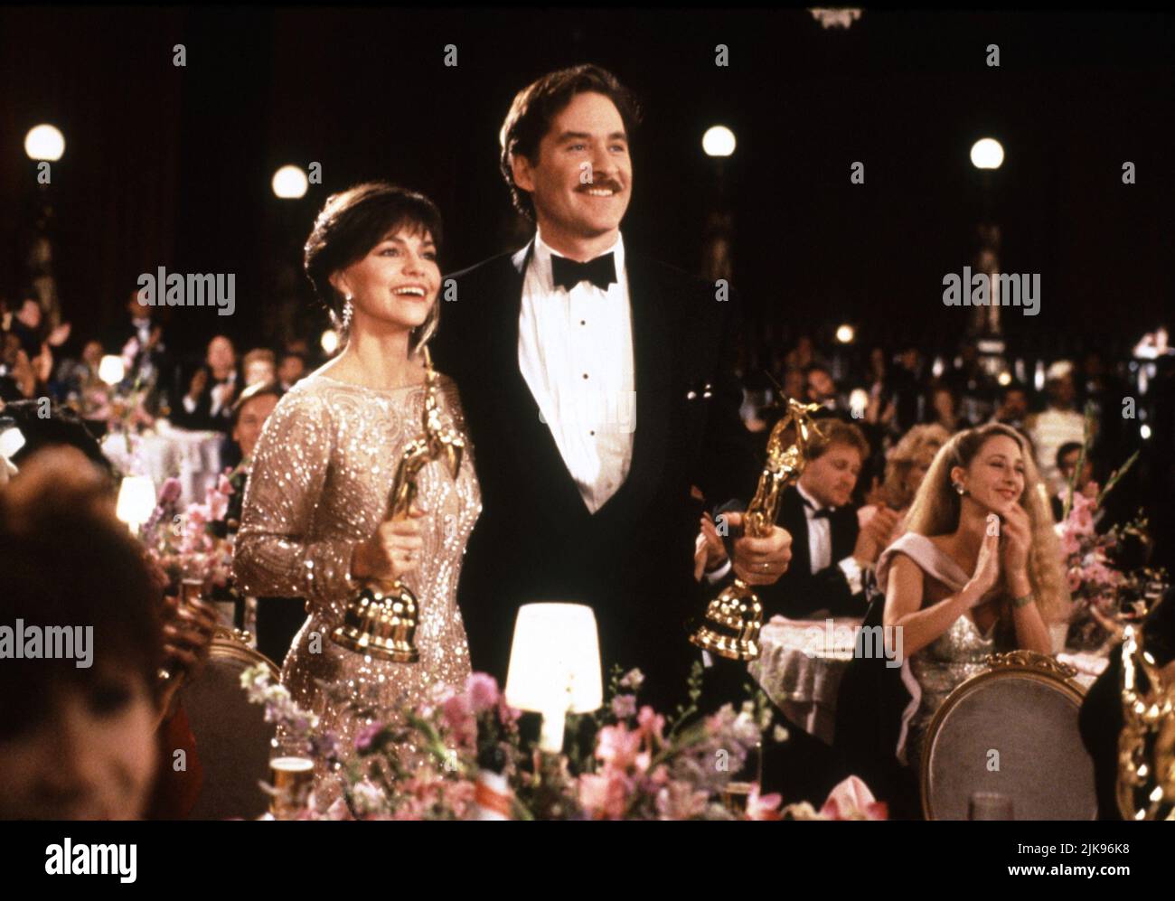 Sally Field & Kevin Kline Film Soapdish (USA 1991) Charaktere: Celeste Talbert & Jeffrey Anderson Regie: Michael Hoffman 31. Mai 1991 **WARNUNG** dieses Foto ist nur für redaktionelle Zwecke bestimmt und unterliegt dem Urheberrecht von PARAMOUNT PICTURES und/oder dem Fotografen, der von der Film or Production Company zugewiesen wurde. Es kann nur durch Veröffentlichungen in Verbindung mit der Werbung für den oben genannten Film reproduziert werden. Es ist eine obligatorische Gutschrift erforderlich, um BILDER ZU ÜBERSCHNEIDEN. Der Fotograf sollte ebenfalls angerechnet werden, wenn er bekannt ist. Ohne schriftliche Genehmigung der Film Company kann keine kommerzielle Nutzung gewährt werden. Stockfoto