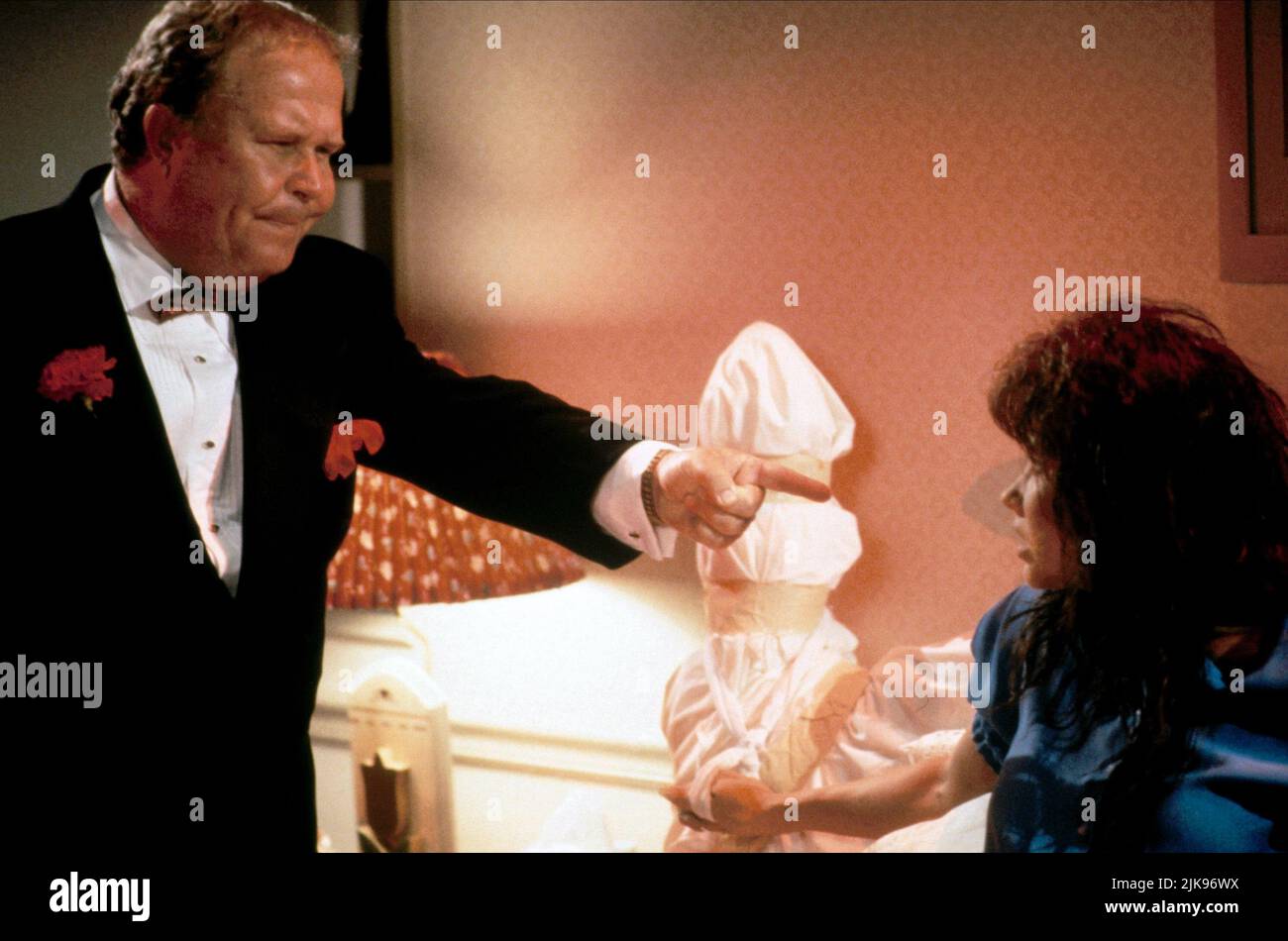 Ned Beatty & Linda Blair Film: Repossessed (1992) Charaktere: Ernest Weller, Nancy Aglet Regie: Bob Logan 14. September 1990 **WARNUNG** Dieses Foto ist nur für redaktionelle Zwecke bestimmt und unterliegt dem Copyright von CAROLCO PITURES Inc und/oder dem von der Film- oder Produktionsgesellschaft beauftragten Fotografen und kann nur durch Publikationen im Zusammenhang mit der Bewerbung des oben genannten Films reproduziert werden. Eine obligatorische Gutschrift an CAROLCO PITURES Inc ist erforderlich. Der Fotograf sollte auch bei Bekanntwerden des Fotos gutgeschrieben werden. Ohne schriftliche Genehmigung der Film Company kann keine kommerzielle Nutzung gewährt werden. Stockfoto