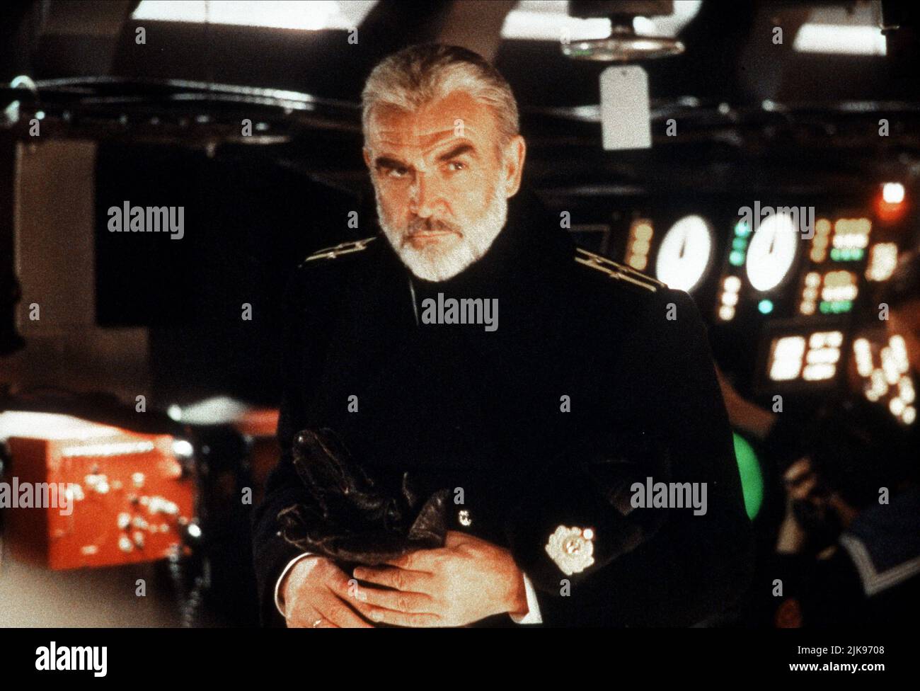 Sean Connery Film: The Hunt for Red October (USA 1990) Charaktere: Captain Marko Ramiu / Literaturverfilmung (nach dem Buch von Tom Clancy) Regie: John McTiernan 02 March 1990 **WARNUNG** Dieses Foto ist nur für den redaktionellen Gebrauch bestimmt und unterliegt dem Copyright von PARAMOUNT PICTURES und/oder des Fotografen, der von der Film- oder Produktionsfirma beauftragt wurde und darf nur von Publikationen im Zusammenhang mit der Bewerbung des oben genannten Films reproduziert werden. Eine obligatorische Gutschrift für PARAMOUNT-BILDER ist erforderlich. Der Fotograf sollte auch bei Bekanntwerden des Fotos gutgeschrieben werden. Ohne Schreibzugriff kann keine kommerzielle Nutzung gewährt werden Stockfoto