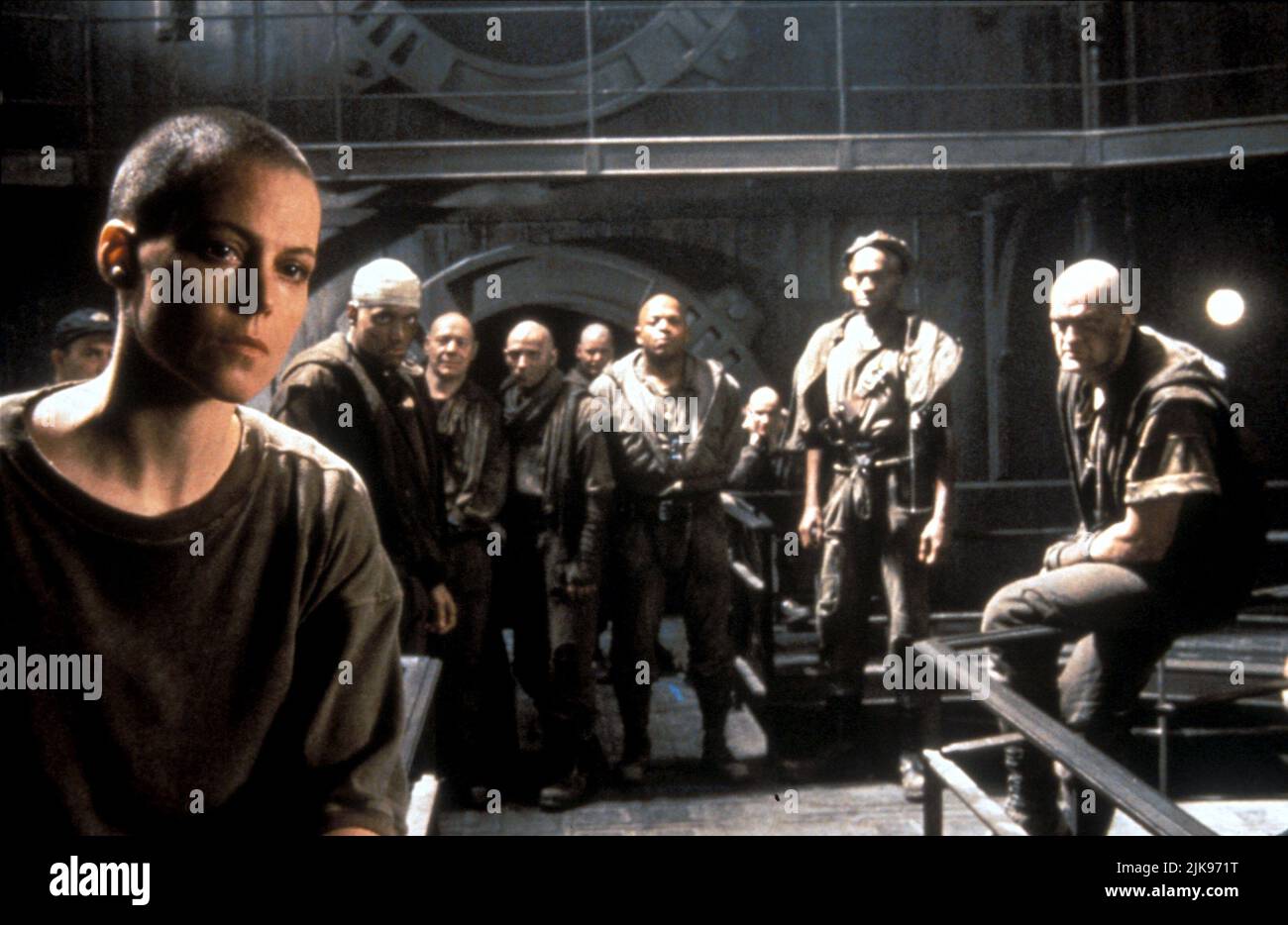 Sigourney Weaver, Pete Postlethwaite & Charles S. Dutton Film: Alien 3 (USA 1992) Charaktere: Ellen Ripley, David, Dillon Regie: David Fincher 22 May 1992 **WARNUNG** Dieses Foto ist nur für redaktionelle Verwendung bestimmt und unterliegt dem Copyright von 20. CENTURY FOX und/oder des Fotografen, der von der Film- oder Produktionsfirma beauftragt wurde und darf nur durch Publikationen im Zusammenhang mit der Bewerbung des oben genannten Films reproduziert werden. Eine obligatorische Gutschrift an 20. CENTURY FOX ist erforderlich. Der Fotograf sollte auch bei Bekanntwerden des Fotos gutgeschrieben werden. Ohne schriftliche Genehmigung der Film Com kann keine kommerzielle Nutzung gewährt werden Stockfoto