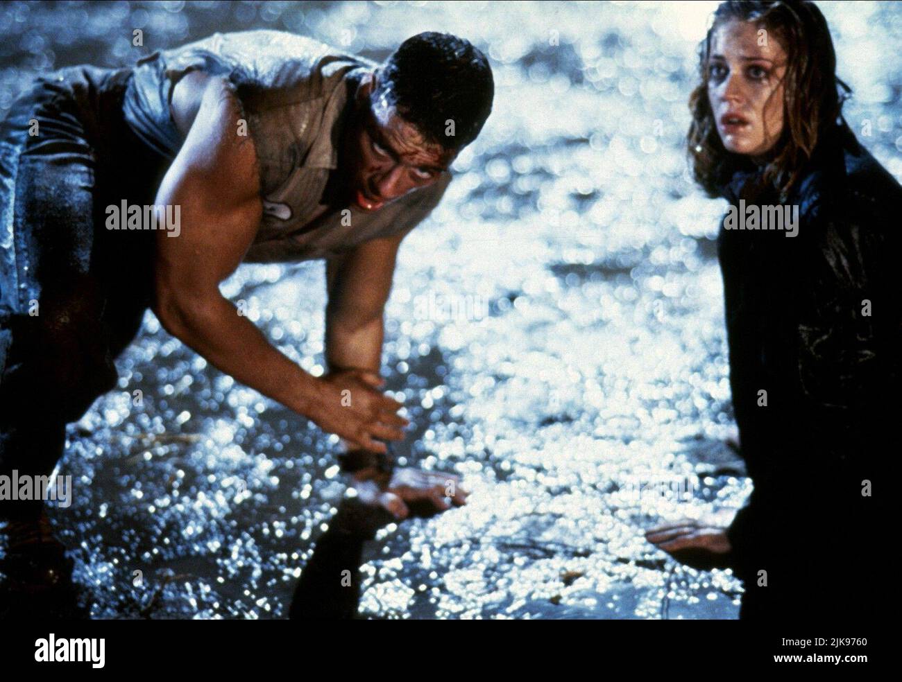Jean-Claude Van Damme & Ally Walker Film: Universal Soldier (USA 1992) Charaktere: Luc Deveraux, Veronica Roberts Regie: Roland Emmerich 10 July 1992 **WARNUNG** Dieses Foto ist nur für redaktionelle Verwendung bestimmt und unterliegt dem Copyright von CAROLCO BILDERN und/oder dem Fotografen, der von der Film- oder Produktionsfirma beauftragt wurde und darf nur durch Publikationen im Zusammenhang mit der Bewerbung des oben genannten Films reproduziert werden. Eine obligatorische Gutschrift für CAROLCO-BILDER ist erforderlich. Der Fotograf sollte auch bei Bekanntwerden des Fotos gutgeschrieben werden. Ohne schriftliche Genehmigung der Film Company kann keine kommerzielle Nutzung gewährt werden. Stockfoto