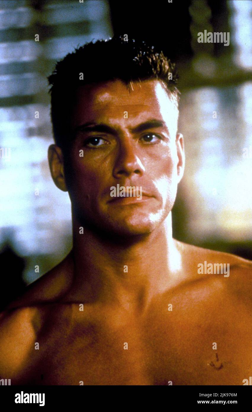 Jean-Claude Van Damme Film: Universal Soldier (USA 1992) Charaktere: Luc Deveraux Regie: Roland Emmerich 10 July 1992 **WARNUNG** Dieses Foto ist nur für redaktionelle Verwendung bestimmt und unterliegt dem Copyright von CAROLCO BILDERN und/oder dem Fotografen, der von der Film- oder Produktionsfirma beauftragt wurde und darf nur durch Publikationen im Zusammenhang mit der Bewerbung des oben genannten Films reproduziert werden. Eine obligatorische Gutschrift für CAROLCO-BILDER ist erforderlich. Der Fotograf sollte auch bei Bekanntwerden des Fotos gutgeschrieben werden. Ohne schriftliche Genehmigung der Film Company kann keine kommerzielle Nutzung gewährt werden. Stockfoto