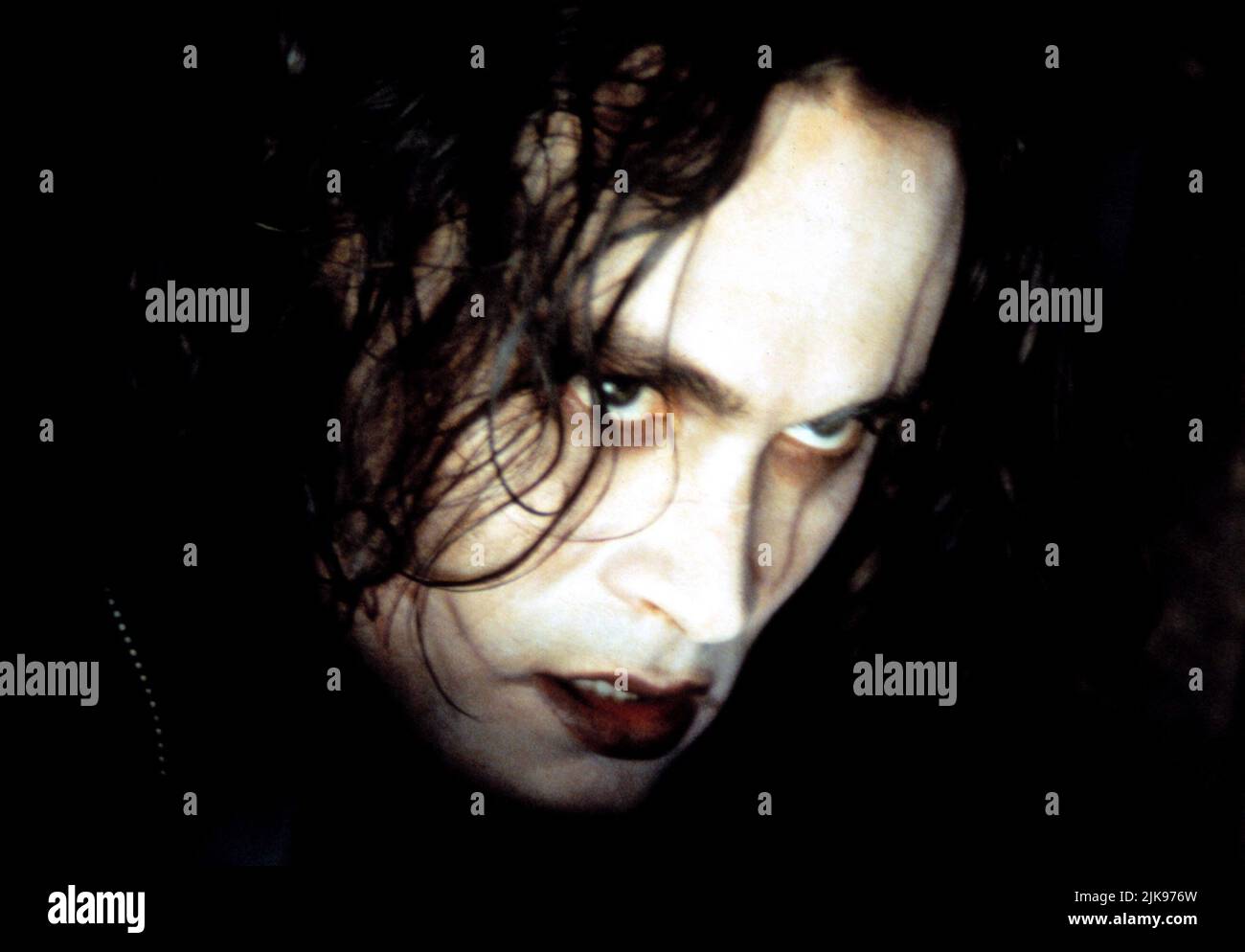 Brandon Lee Film The Crow (USA 1994) Charaktere: Eric Draven Regie: Alex Proyas 11. Mai 1994 **WARNUNG** dieses Foto ist nur für redaktionelle Zwecke bestimmt und unterliegt dem Copyright von BUENA VISTA INTERNATIONAL und/oder dem Fotografen, der von der Film- oder Produktionsgesellschaft beauftragt wurde. Es kann nur durch Veröffentlichungen in Verbindung mit der Werbung für den oben genannten Film reproduziert werden. Es ist eine obligatorische Gutschrift für BUENA VISTA INTERNATIONAL erforderlich. Der Fotograf sollte ebenfalls angerechnet werden, wenn er bekannt ist. Ohne schriftliche Genehmigung der Film Company kann keine kommerzielle Nutzung gewährt werden. Stockfoto