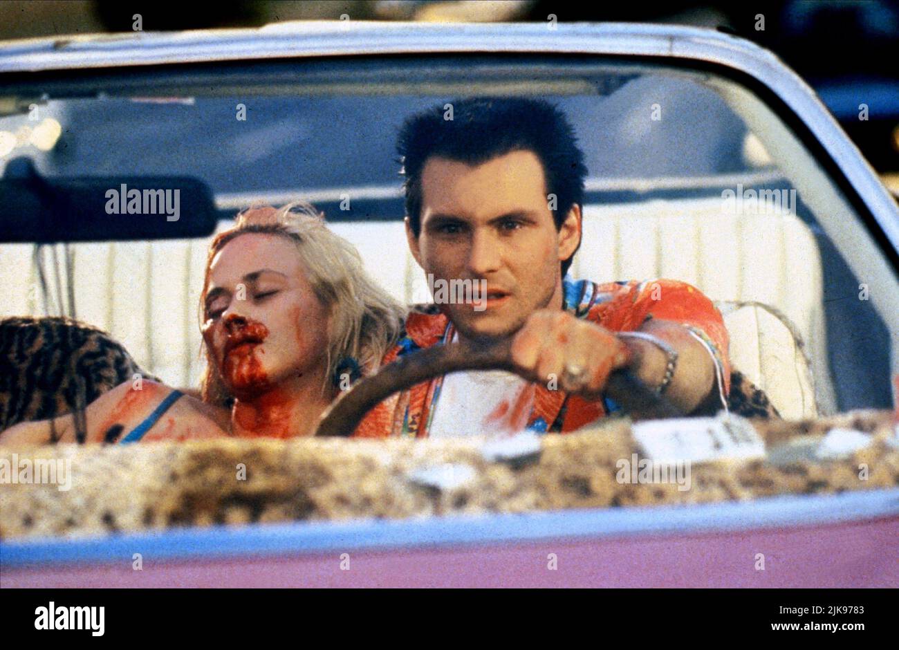 Patricia Arquette & Christian Slater Film True Romance (USA/FR 1993) Charaktere: Alabama Whitman, Clarence Worley Regie: Tony Scott 10. September 1993 **WARNUNG** dieses Foto ist nur für redaktionelle Zwecke bestimmt und urheberrechtlich geschützt von WARNER BROS. Und/oder dem von der Film- oder Produktionsgesellschaft beauftragten Fotografen und dürfen nur durch Veröffentlichungen in Verbindung mit der Werbung für den oben genannten Film reproduziert werden. Eine obligatorische Gutschrift an WARNER BROS. Ist erforderlich. Der Fotograf sollte ebenfalls angerechnet werden, wenn er bekannt ist. Ohne schriftliche Genehmigung der Film Company kann keine kommerzielle Nutzung gewährt werden. Stockfoto