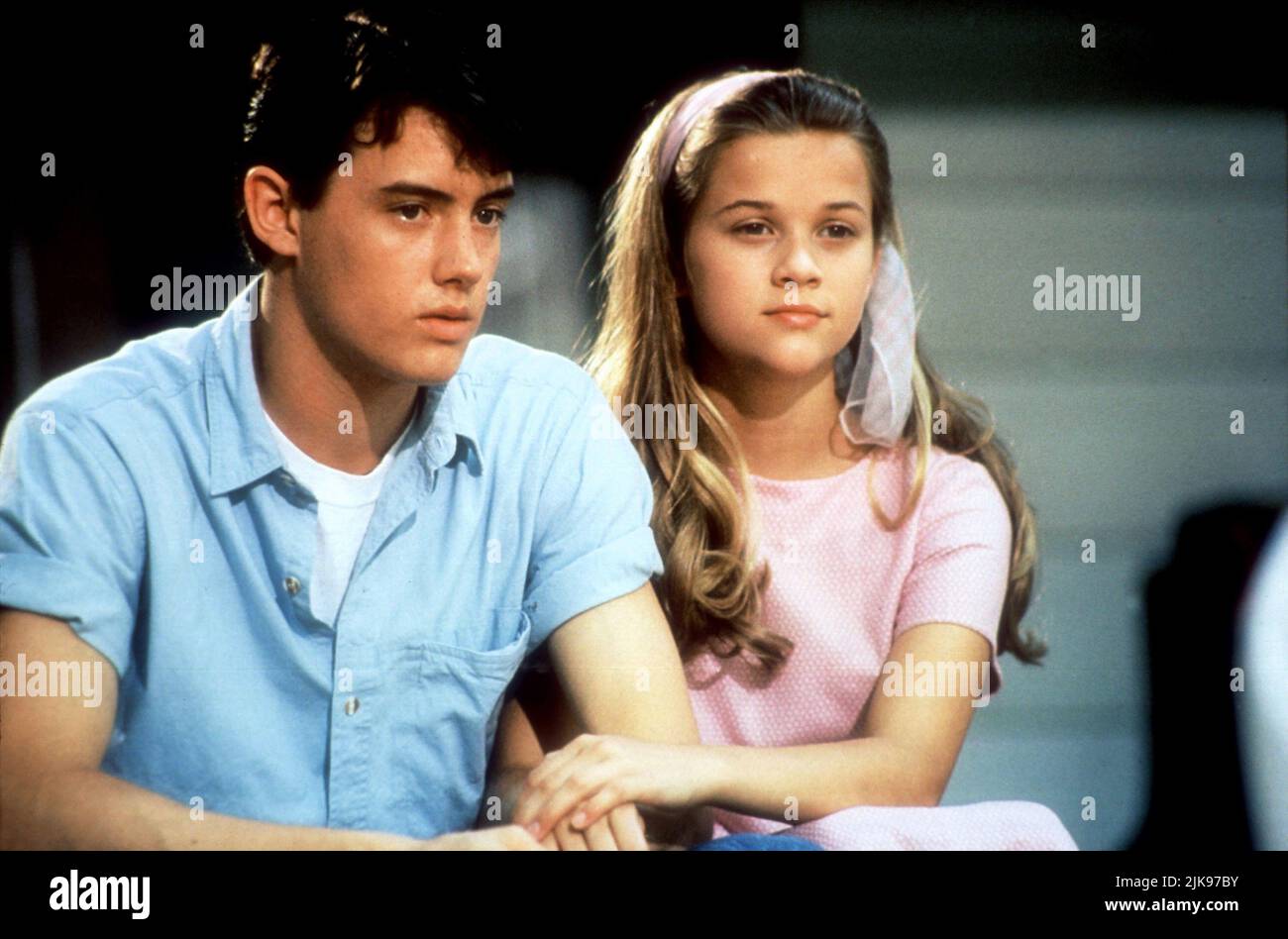 Jason London & Reese Witherspoon Film The man in the Moon (1992) Charaktere: Court Foster, Dani Trant Regie: Robert Mulligan 04. Oktober 1991 **WARNUNG** dieses Foto ist nur für redaktionelle Zwecke bestimmt und unterliegt dem Urheberrecht von METRO und/oder dem Fotografen, der von der Film or Production Company zugewiesen wurde. Eine obligatorische Gutschrift an METRO ist erforderlich. Der Fotograf sollte ebenfalls angerechnet werden, wenn er bekannt ist. Ohne schriftliche Genehmigung der Film Company kann keine kommerzielle Nutzung gewährt werden. Stockfoto