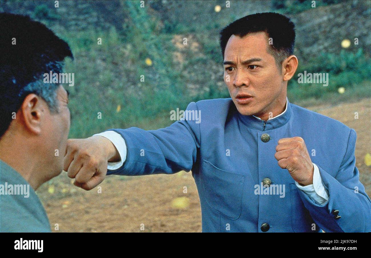 Jet Li Film: Fist of Legend (Jing wu ying xiong) Charaktere: Chen Zhen HK 1994, Regie: Gordon Chan 22. Dezember 1994 **WARNUNG** Dieses Foto ist nur für redaktionelle Zwecke bestimmt und unterliegt dem Copyright von EASTERN PRODUCTIONS und/oder des Fotografen, der von der Film- oder Produktionsfirma beauftragt wurde.Es kann nur von Publikationen im Zusammenhang mit der Bewerbung des oben genannten Films reproduziert werden. Eine obligatorische Gutschrift für EASTERN PRODUCTIONS ist erforderlich. Der Fotograf sollte auch bei Bekanntwerden des Fotos gutgeschrieben werden. Ohne schriftliche Genehmigung der Film Company kann keine kommerzielle Nutzung gewährt werden. Stockfoto