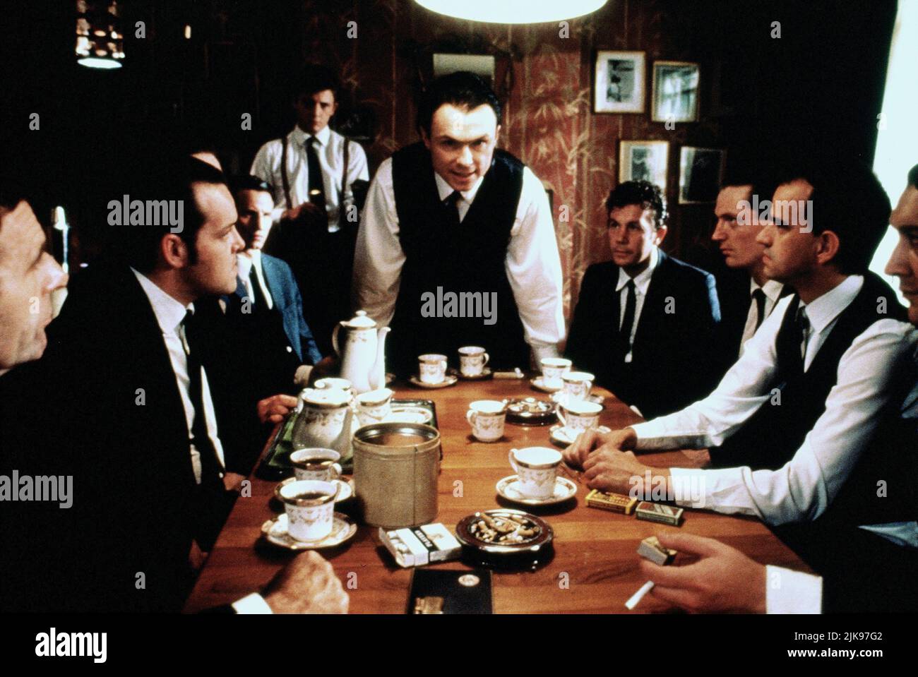 Gary Kemp Film: The Krays (UK 1980) Charaktere: Ronald Kray Regie: Peter Medak 27. April 1990 **WARNUNG** Dieses Foto ist nur für redaktionelle Zwecke bestimmt und unterliegt dem Copyright der RANK FILMVERLEIHER und/oder des Fotografen, der von der Film- oder Produktionsfirma beauftragt wurde und darf nur von Publikationen im Zusammenhang mit der Bewerbung des oben genannten Films reproduziert werden. Eine obligatorische Gutschrift für DIE EINSTUFUNG VON FILMVERLEIHERN ist erforderlich. Der Fotograf sollte auch bei Bekanntwerden des Fotos gutgeschrieben werden. Ohne schriftliche Genehmigung der Film Company kann keine kommerzielle Nutzung gewährt werden. Stockfoto