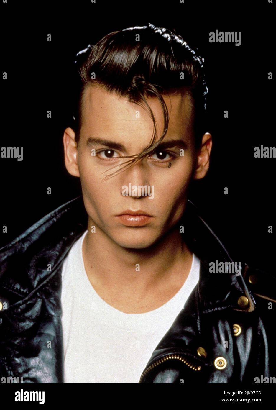 Johnny Depp Film: Cry-Baby; Cry Baby (1990) Charaktere: Wade 'Cry-Baby' Walker Regie: John Waters 06 April 1990 **WARNUNG** Dieses Foto ist nur für redaktionelle Verwendung bestimmt und unterliegt dem Copyright von UNIVERSAL und/oder dem Fotografen, der von der Film- oder Produktionsfirma beauftragt wurde und kann nur durch Publikationen im Zusammenhang mit der Bewerbung des oben genannten Films reproduziert werden. Eine obligatorische Gutschrift an UNIVERSAL ist erforderlich. Der Fotograf sollte auch bei Bekanntwerden des Fotos gutgeschrieben werden. Ohne schriftliche Genehmigung der Film Company kann keine kommerzielle Nutzung gewährt werden. Stockfoto