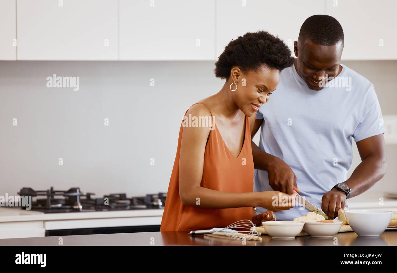 Kann man die Liebe riechen. Ein junges Paar in der Küche, das zu Hause Essen macht. Stockfoto