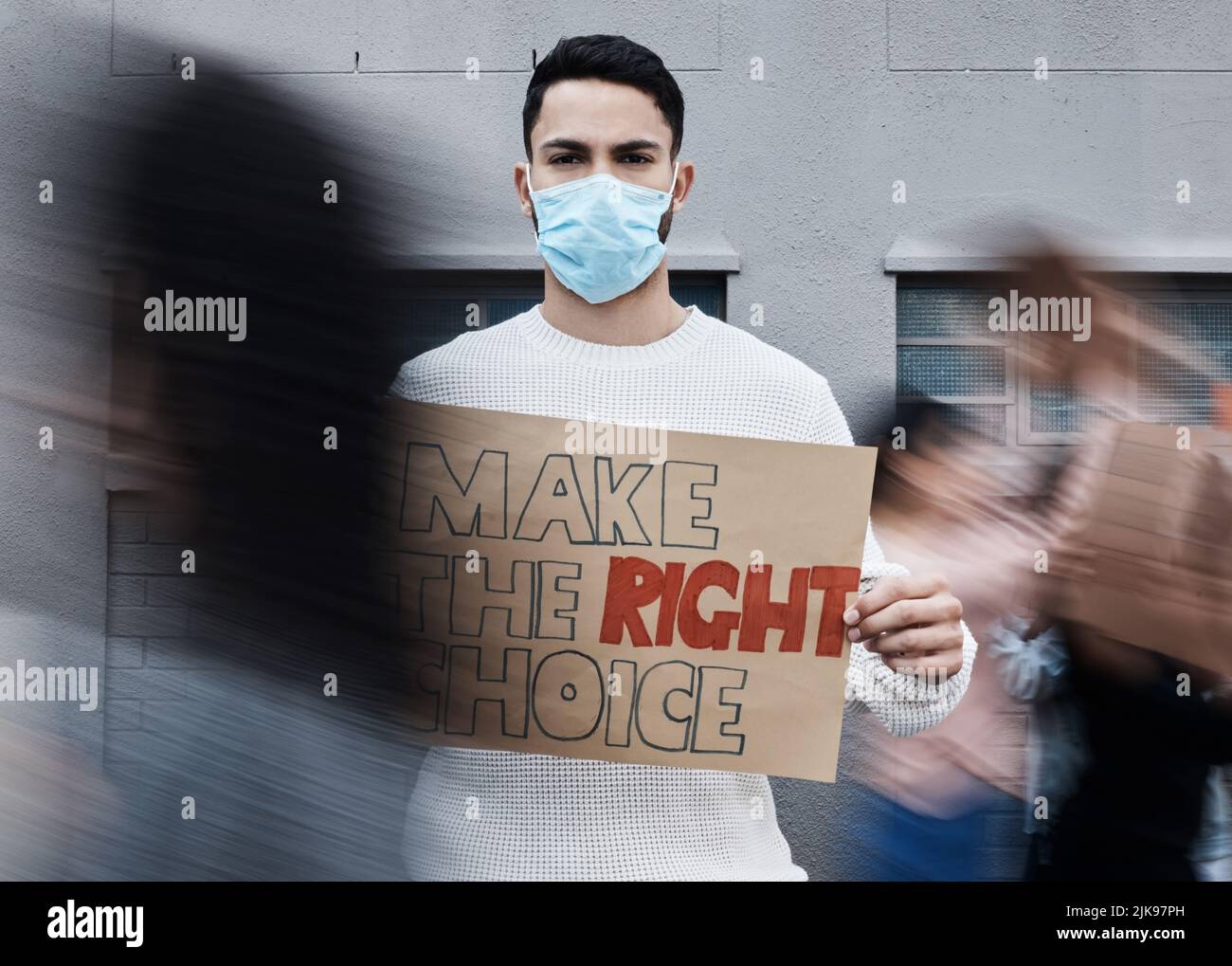 Denken Sie daran, zu tun, was am besten für Sie ist. Ein junger Mann hält ein Plakat auf einem covid Impfstoff Protest. Stockfoto