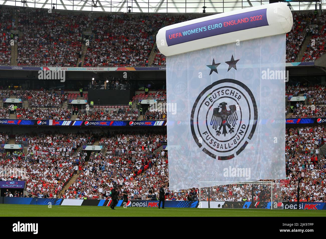 VEREINIGTES KÖNIGREICH. 31.. Juli 2022. London, England, Juli 31. 2022: Deutsche Stadionflagge während des UEFA Womens Euro 2022 Finales Fußballspiel zwischen England und Deutschland im Wembley Stadium, England. (Pedro Soares/SheKicks/SPP) Quelle: SPP Sport Press Photo. /Alamy Live News Stockfoto