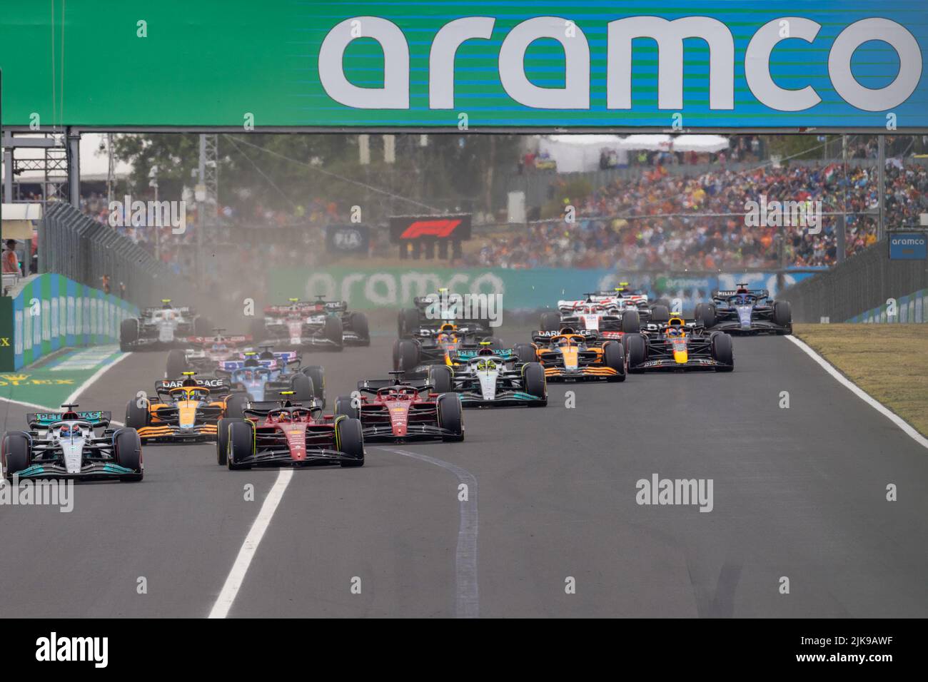 Mogyorod. 31.. Juli 2022. Das am 31. Juli 2022 aufgenommene Foto zeigt den Beginn des Großen Preises von Ungarn F1 auf dem Hungaroring in Mogyorod, Ungarn. Quelle: Attila Volgyi/Xinhua/Alamy Live News Stockfoto