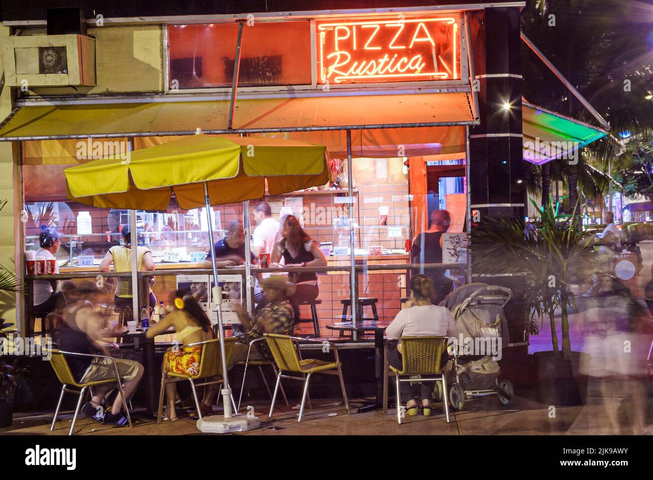 Miami Beach, Florida, Collins Avenue, Pizza Rustica, italienische Restaurants, Pizzeria, Speisesaal im Freien, Nachtleben abends Gruppenleute Stockfoto