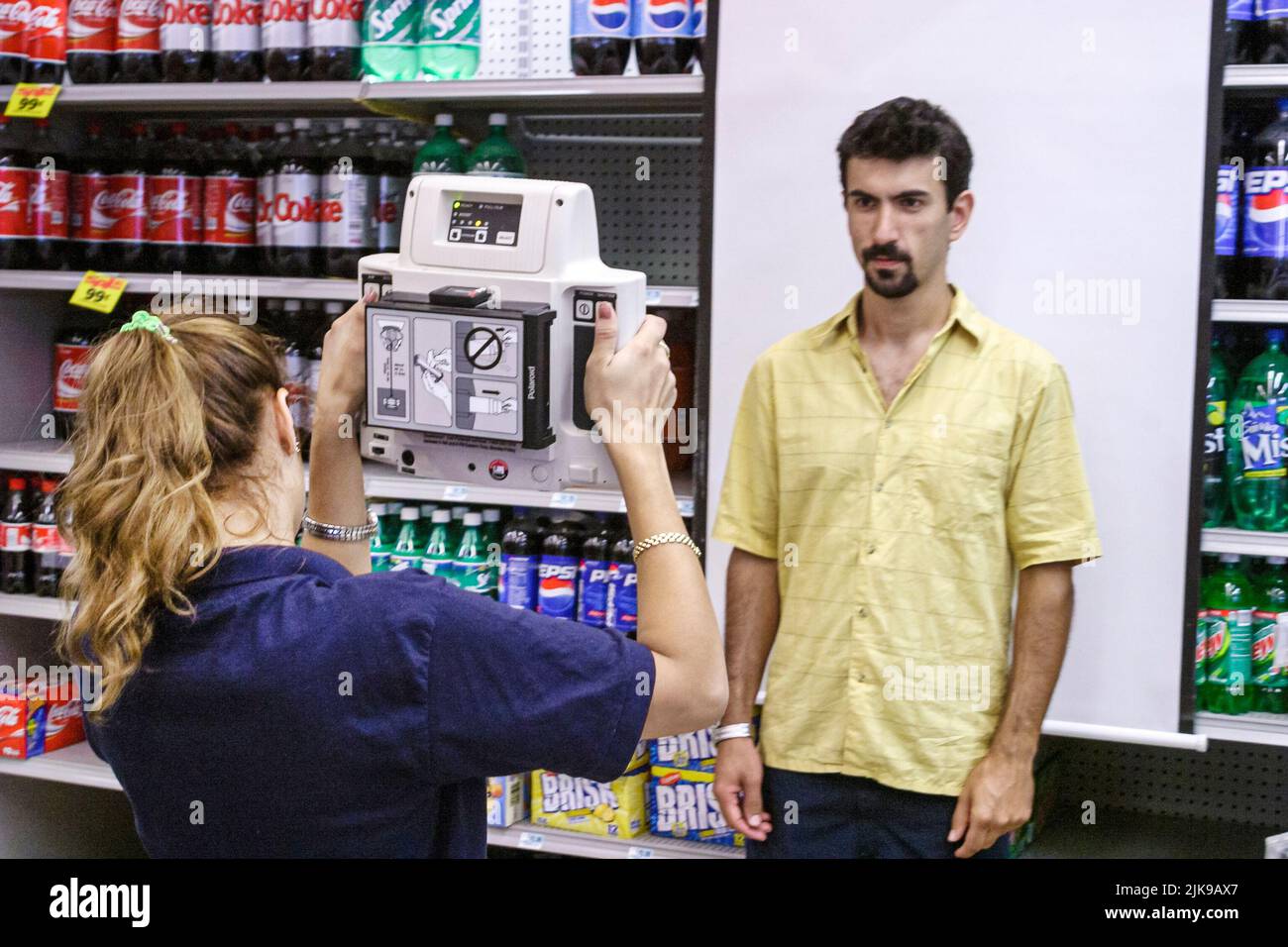 Miami Beach Florida, CVS Pharmacy Eckerd's Drug Store, hispanischer Mann Männer männlicher Kunde posiert, macht Pass Fotogeschäft Mitarbeiter Kamera zu bedienen Stockfoto
