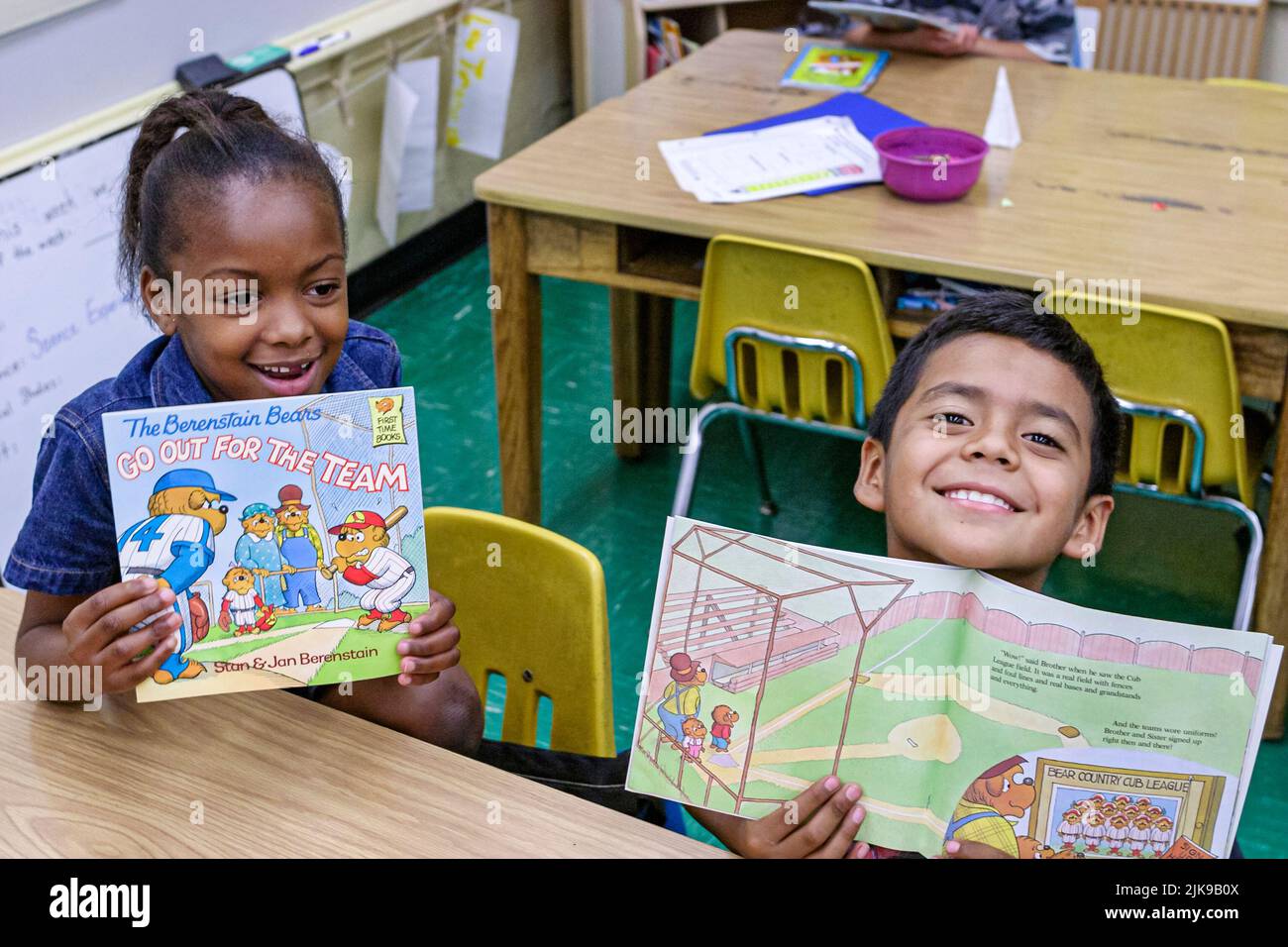 Miami Florida, Frederick Douglass Elementary School, einkommensschwacher hispanischer Studentenjunge in der Nachbarschaft, schwarzes Mädchen mit gespendeten Büchern Klassenraum Stockfoto