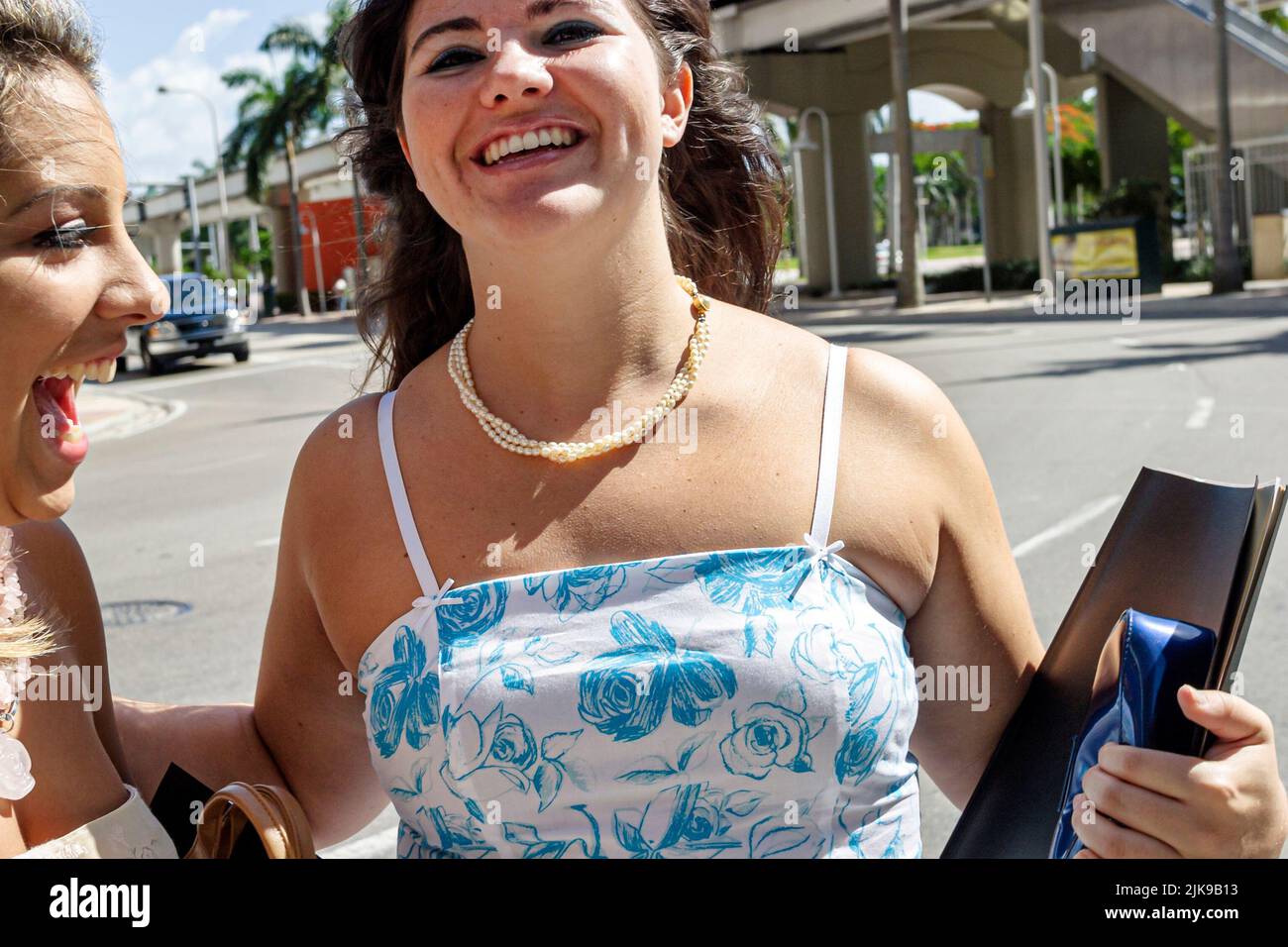 Miami Florida, Hispanic Latino ethnische Einwanderer Minderheit, Frauen Frau weibliche Freundinnen, Besucher Urlaub Menschen Person Stockfoto