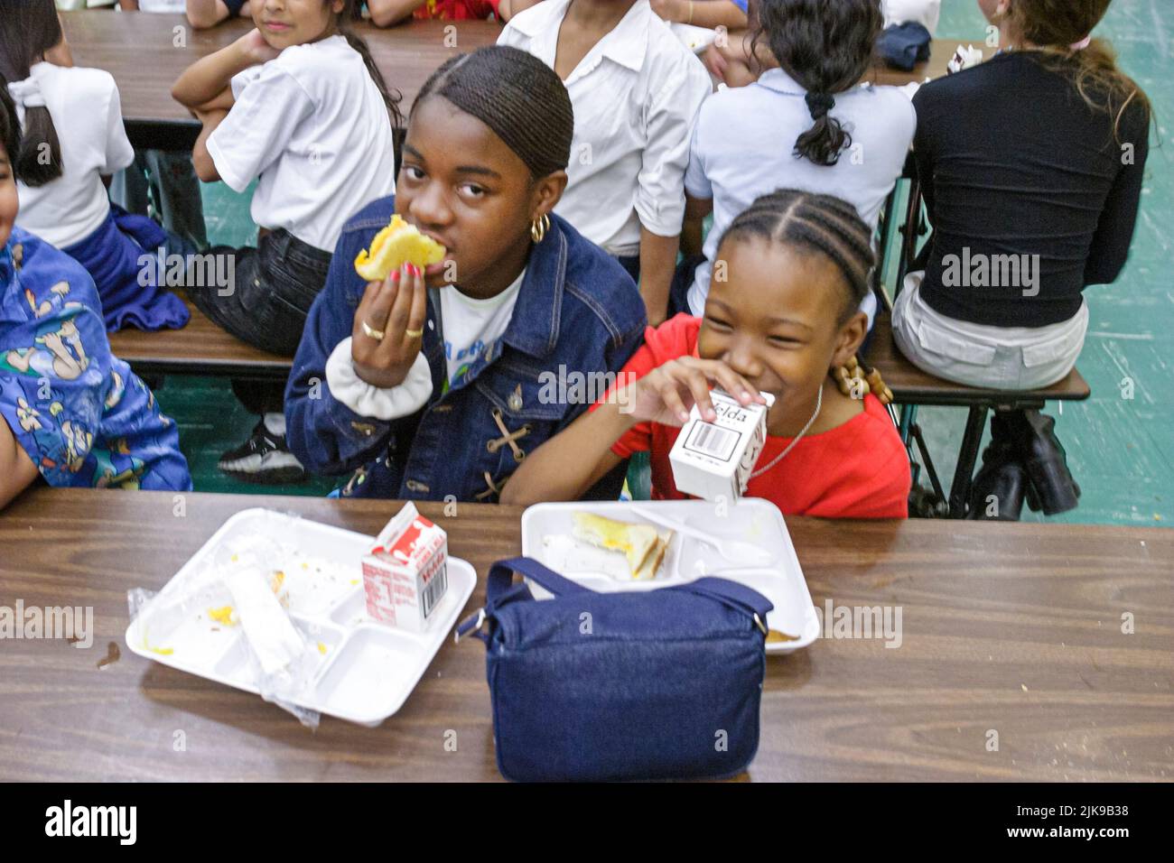 Miami Florida, Frederick Douglass Elementary School Primary, Armut mit geringem Einkommen Schwarze Studenten Mädchen Kinder Cafeteria Essen Mittagessen Mittagessen Mittagessen Tische Stockfoto