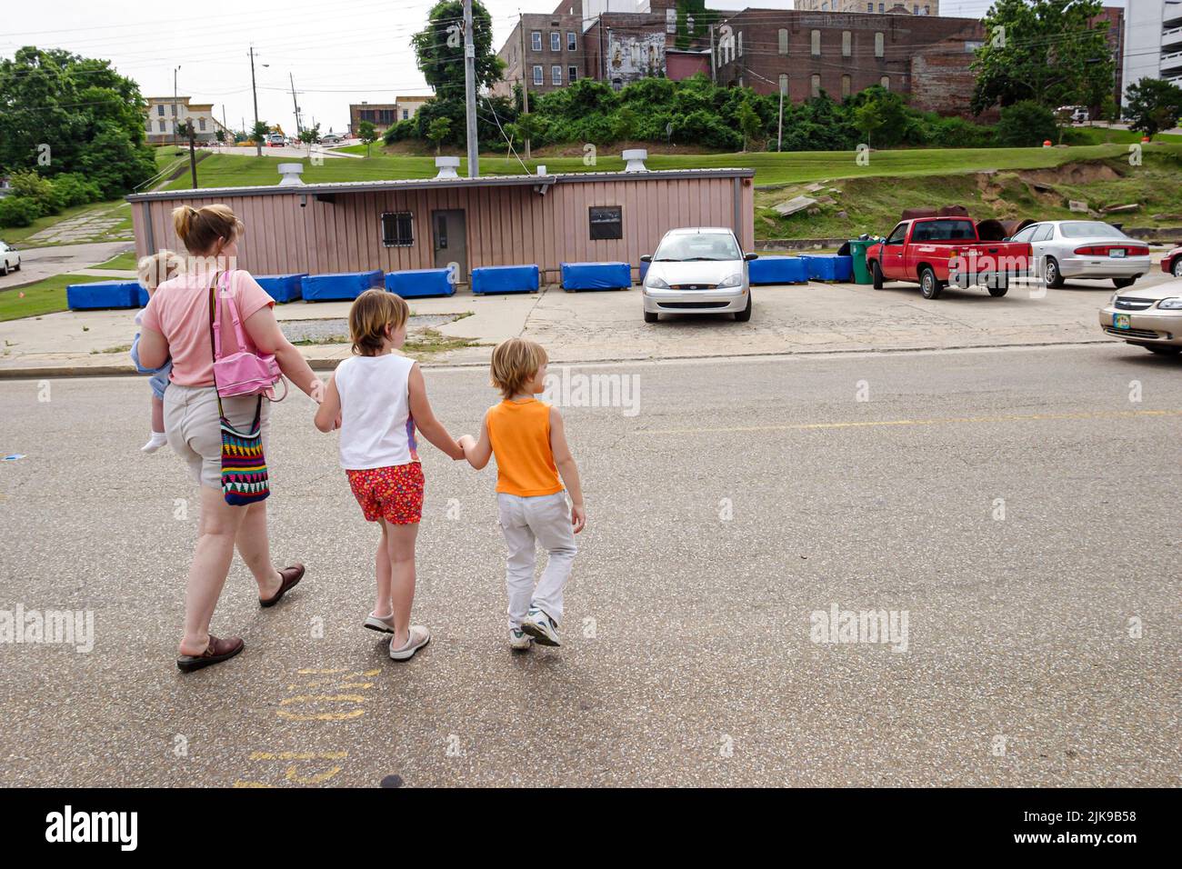 Vicksburg Mississippi, Mutter Eltern Erwachsene Erwachsene Frau Frauen weiblich Holding Kind Kinder Tochter Sohn Mädchen Junge Hände beim Überqueren der Straße Stockfoto