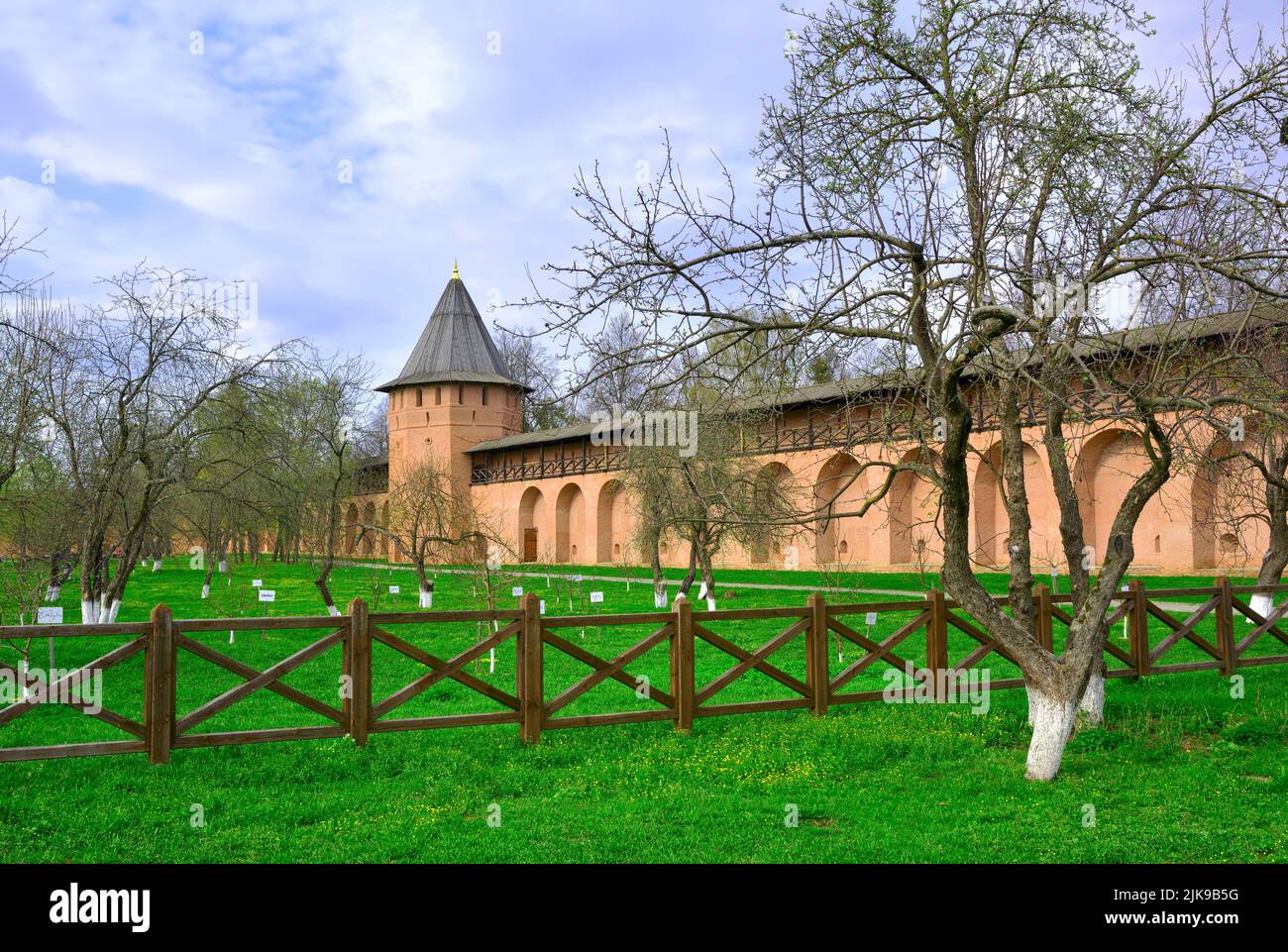 Das männliche Spaso-Jewfimijew Kloster. Apothekergarten, die Mauern des Kremls der russischen Architektur des XVII Jahrhunderts (Platten 'Yeniseisk', 'YEL Stockfoto