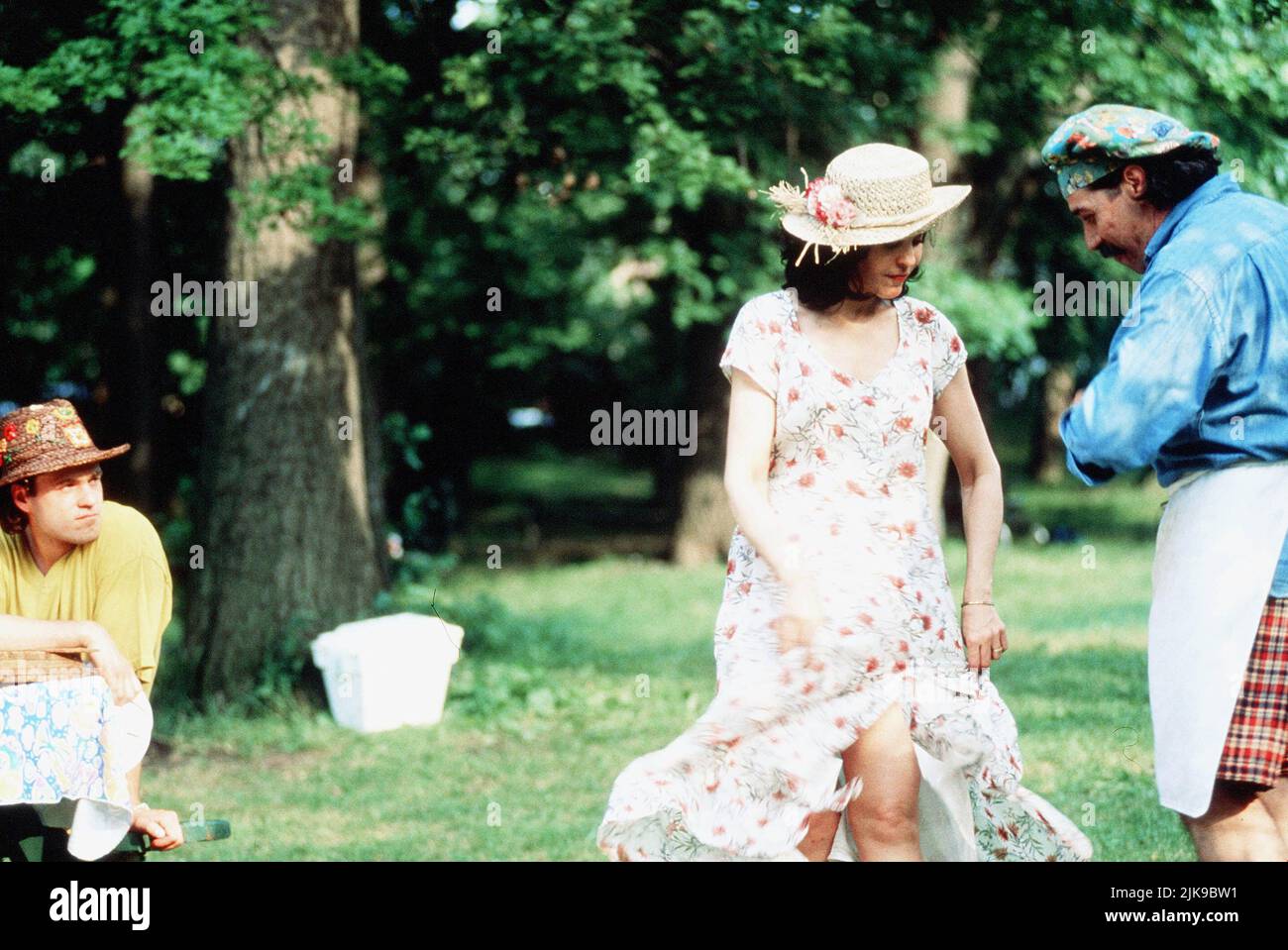 Arie Verveen, Maria Conchita Alonso & Edward James Olmos Film: Caught (1996) Charaktere: Nick,Betty & Joe Regie: Robert M. Young 24 January 1996 **WARNUNG** Dieses Foto ist nur für redaktionelle Zwecke bestimmt und unterliegt dem Copyright von SONY und/oder dem Fotografen, der von der Film- oder Produktionsfirma beauftragt wurde, und kann nur von Publikationen im Zusammenhang mit der Bewerbung des oben genannten Films reproduziert werden. Eine obligatorische Gutschrift an SONY ist erforderlich. Der Fotograf sollte auch bei Bekanntwerden des Fotos gutgeschrieben werden. Ohne schriftliche Genehmigung der Film Company kann keine kommerzielle Nutzung gewährt werden. Stockfoto