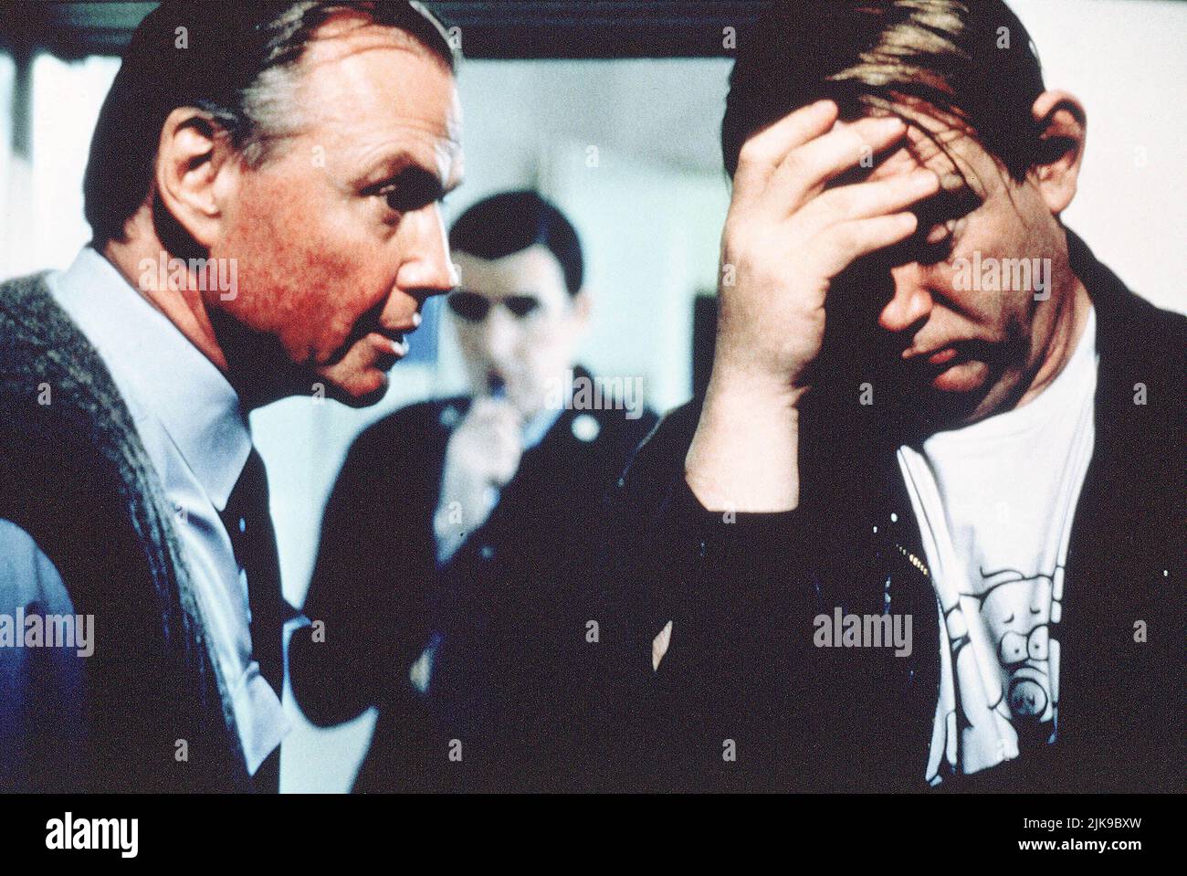 Jon Voight & Brendan Gleeson Film: Der General (1996) Charaktere: Inspector Ned Kenny & Martin Cahill Regie: John Boorman 29 May 1998 **WARNUNG** Dieses Foto ist nur für redaktionelle Zwecke bestimmt und unterliegt dem Copyright von SONY und/oder dem Fotografen, der von der Film- oder Produktionsfirma beauftragt wurde, und kann nur von Publikationen im Zusammenhang mit der Bewerbung des oben genannten Films reproduziert werden. Eine obligatorische Gutschrift an SONY ist erforderlich. Der Fotograf sollte auch bei Bekanntwerden des Fotos gutgeschrieben werden. Ohne schriftliche Genehmigung der Film Company kann keine kommerzielle Nutzung gewährt werden. Stockfoto