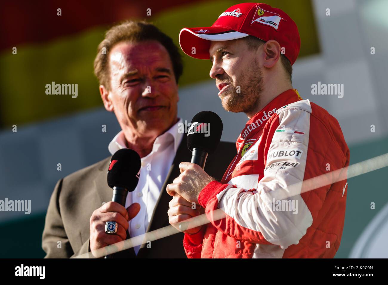 Arnold Schwarzenegger interviewt Sebastian Vettel Stockfoto