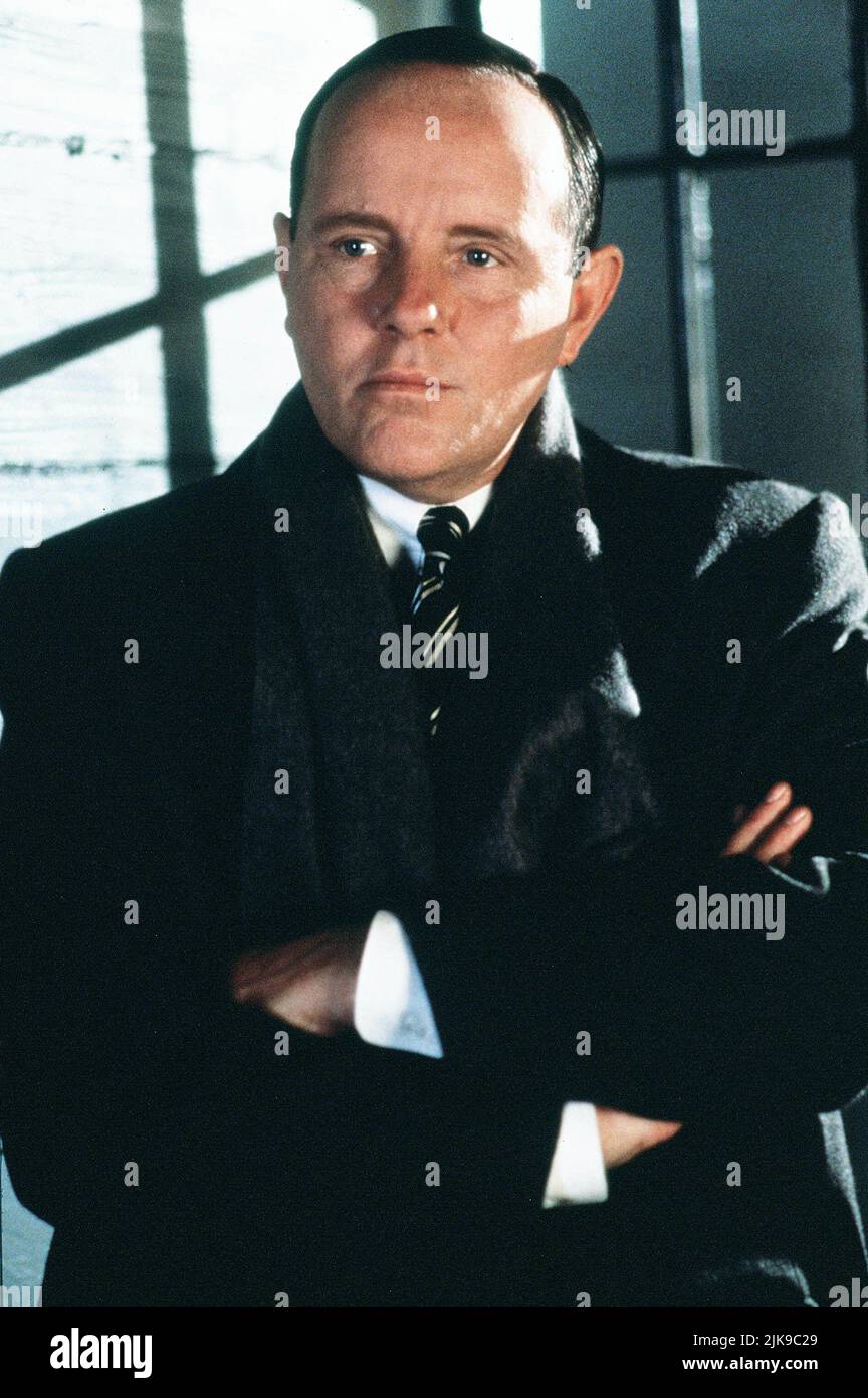 Michael Moriarty Film Crime of the Century (1996) Charaktere: Gouverneur Harold Hoffman Regie: Mark Rydell 14. September 1996 **WARNUNG** dieses Foto ist nur für redaktionelle Zwecke bestimmt und unterliegt dem Urheberrecht von HBO und/oder dem Fotografen, der von der Film or Production Company beauftragt wurde. Eine obligatorische Gutschrift für HBO ist erforderlich. Der Fotograf sollte ebenfalls angerechnet werden, wenn er bekannt ist. Ohne schriftliche Genehmigung der Film Company kann keine kommerzielle Nutzung gewährt werden. Stockfoto