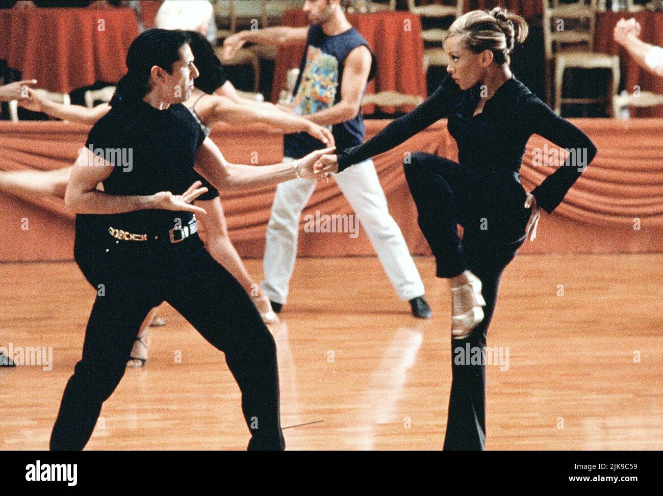 Rick Valenzuela, Vanessa Williams Film Dance With Me (1998) Charaktere: Julian Marshall, Ruby Sinclair Regie: Randa Haines 21. August 1998 **WARNUNG** dieses Foto ist nur für redaktionelle Zwecke bestimmt und unterliegt dem Copyright von COLUMBIA und/oder dem Fotografen, der von der Film- oder Produktionsgesellschaft zugewiesen wurde. Es kann nur durch Veröffentlichungen in Verbindung mit der Werbung für den oben genannten Film reproduziert werden. Eine obligatorische Gutschrift für COLUMBIA ist erforderlich. Der Fotograf sollte ebenfalls angerechnet werden, wenn er bekannt ist. Ohne schriftliche Genehmigung der Film Company kann keine kommerzielle Nutzung gewährt werden. Stockfoto