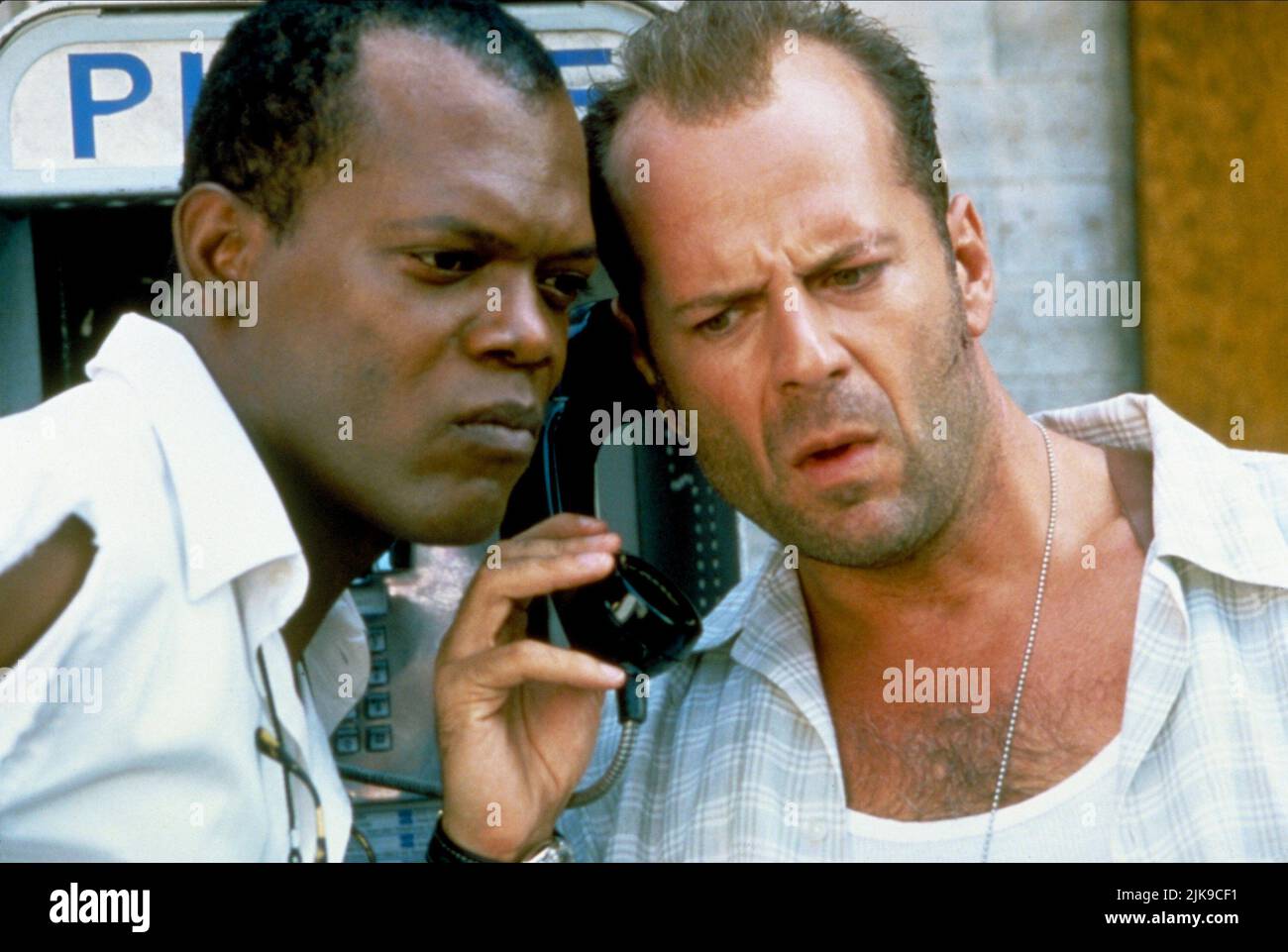 Samuel L. Jackson & Bruce Willis Film: Die Hard: With A Vengeance; die Hard 3 (USA 1995) Charaktere: Zeus Carver, John McClane Regie: John McTiernan 15 May 1995 **WARNUNG** Dieses Foto ist nur für den redaktionellen Gebrauch bestimmt und unterliegt dem Copyright von 20. CENTURY FOX und/oder des Fotografen, der von der Film- oder Produktionsfirma beauftragt wurde, und kann nur durch Publikationen im Zusammenhang mit der Bewerbung des oben genannten Films reproduziert werden. Eine obligatorische Gutschrift an 20. CENTURY FOX ist erforderlich. Der Fotograf sollte auch bei Bekanntwerden des Fotos gutgeschrieben werden. Eine kommerzielle Nutzung kann ohne schriftliche Genehmigung des FI nicht gewährt werden Stockfoto