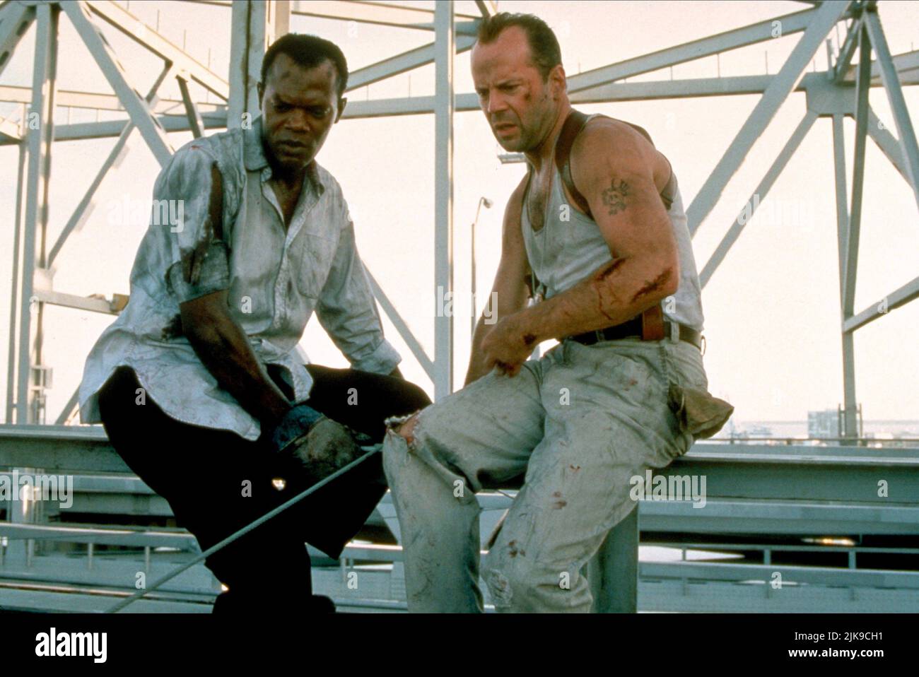 Samuel L. Jackson & Bruce Willis Film: Die Hard: With A Vengeance; die Hard 3 (USA 1995) Charaktere: Zeus Carver, John McClane Regie: John McTiernan 15 May 1995 **WARNUNG** Dieses Foto ist nur für den redaktionellen Gebrauch bestimmt und unterliegt dem Copyright von 20. CENTURY FOX und/oder des Fotografen, der von der Film- oder Produktionsfirma beauftragt wurde, und kann nur durch Publikationen im Zusammenhang mit der Bewerbung des oben genannten Films reproduziert werden. Eine obligatorische Gutschrift an 20. CENTURY FOX ist erforderlich. Der Fotograf sollte auch bei Bekanntwerden des Fotos gutgeschrieben werden. Eine kommerzielle Nutzung kann ohne schriftliche Genehmigung des FI nicht gewährt werden Stockfoto
