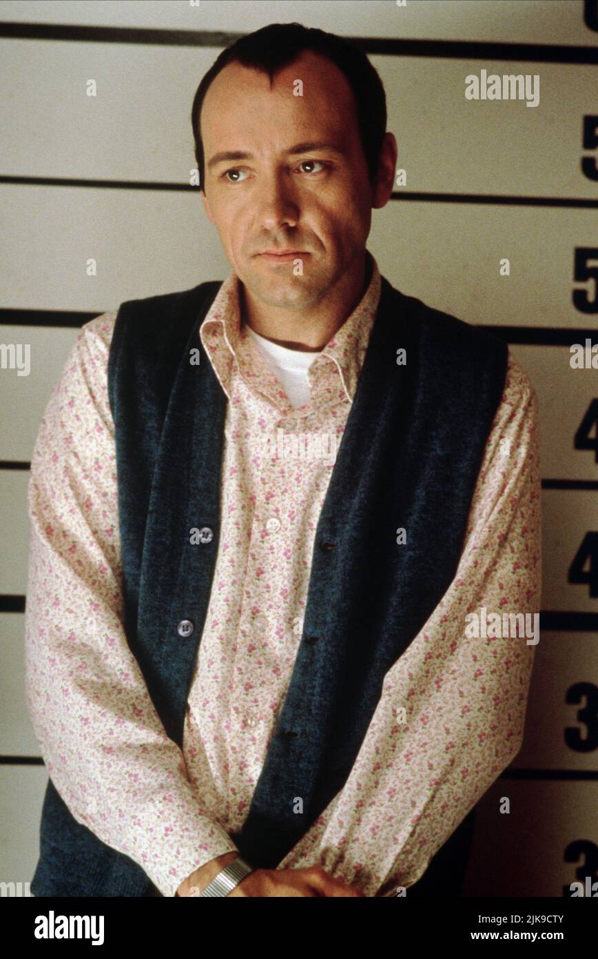 Kevin Spacey Film The usual Suspects (USA/DE 1995) Charaktere: Roger 'Verbal' Kint Regie: Bryan Singer 25 Januar 1995 **WARNUNG** dieses Foto ist nur für redaktionelle Zwecke bestimmt und unterliegt dem Urheberrecht der RECHTSCHREIBUNG von Filmen INTERNATIONAL und/oder des von der Film or Production Company beauftragten Fotografen und kann nur durch Veröffentlichungen in Verbindung mit der Werbung für den oben genannten Film reproduziert werden. Es ist eine obligatorische Gutschrift für die RECHTSCHREIBWEISE von Filmen INTERNATIONAL erforderlich. Der Fotograf sollte ebenfalls angerechnet werden, wenn er bekannt ist. Ohne schriftliche Genehmigung der Film Company kann keine kommerzielle Nutzung gewährt werden. Stockfoto