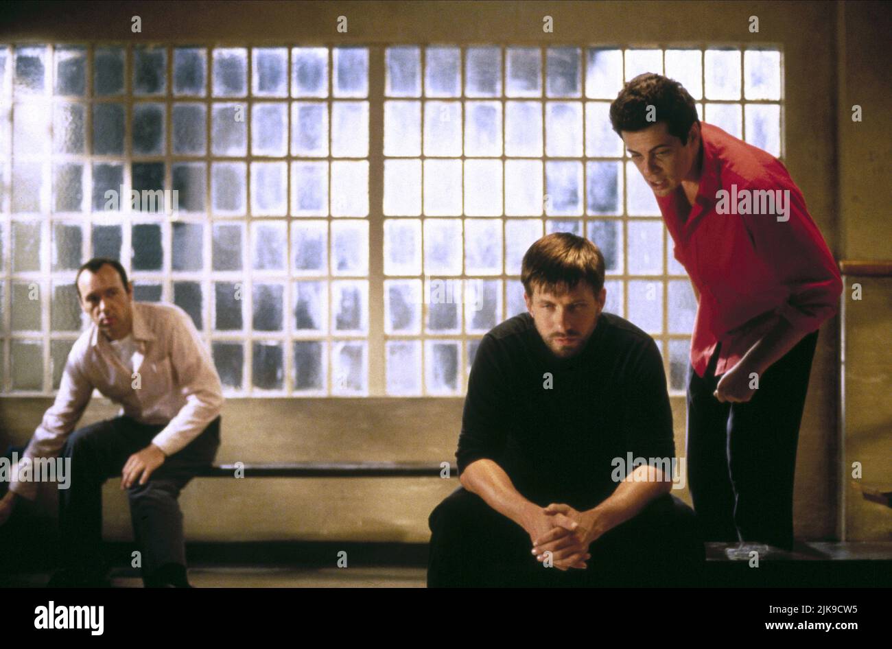 Kevin Spacey, Stephen Baldwin & Benicio Del Toro Film: The usual Suspects (USA/DE 1995) Charaktere: Roger 'verbal' Kint, Michael McManus, Fred Fenster Regie: Bryan Singer 25 January 1995 **WARNUNG** Dieses Foto ist nur für redaktionelle Verwendung bestimmt und unterliegt dem Copyright von SCHREIBFILMEN INTERNATIONAL und/oder dem Fotografen, der von der Film- oder Produktionsfirma beauftragt wurde und darf nur von Publikationen im Zusammenhang mit der Bewerbung des oben genannten Films reproduziert werden. Eine obligatorische Gutschrift für DIE SCHREIBWEISE VON FILMEN AUF INTERNATIONALER EBENE ist erforderlich. Der Fotograf sollte auch bei Bekanntwerden des Fotos gutgeschrieben werden. Keine kommerzielle Nutzung ca. Stockfoto