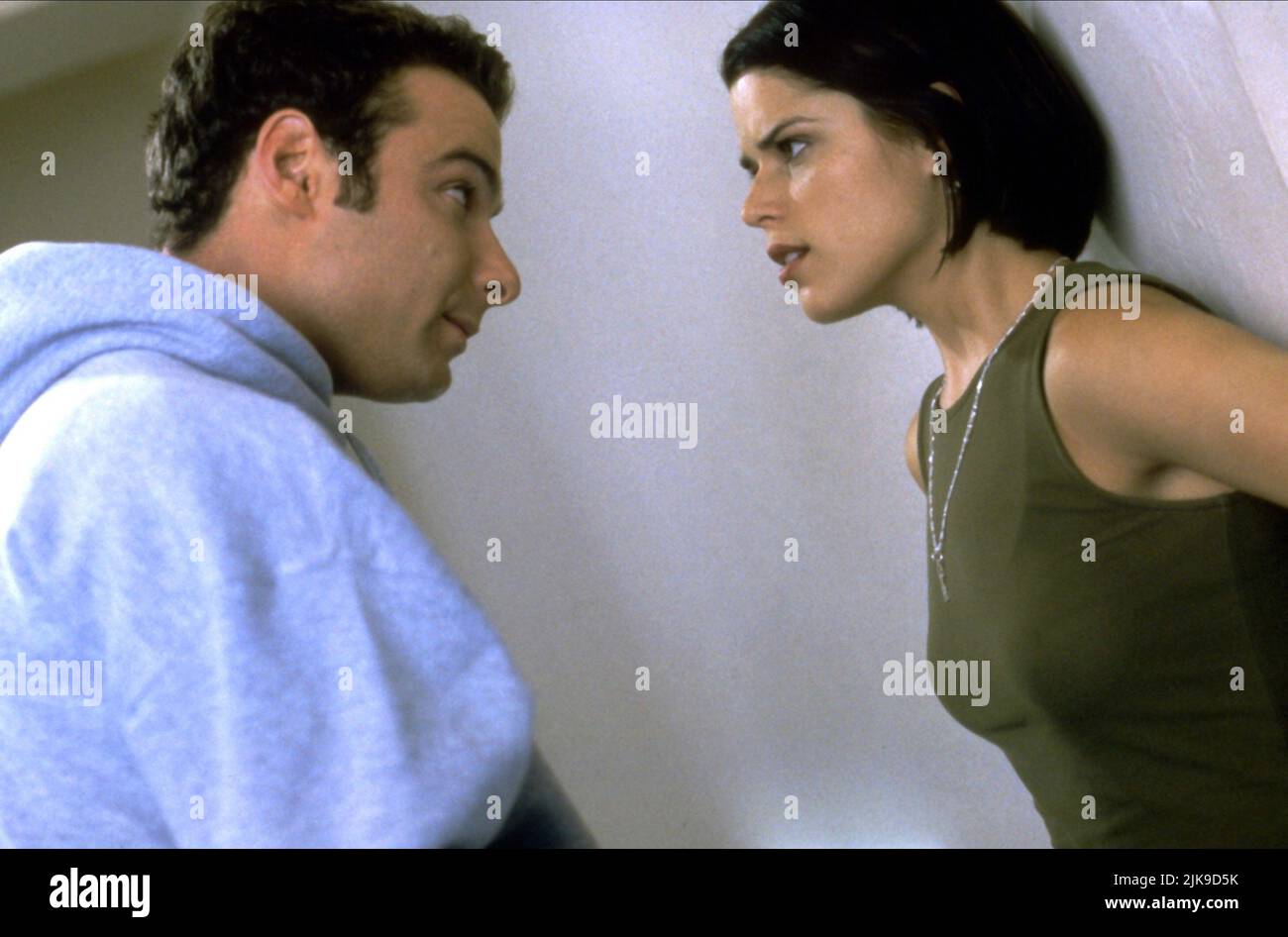 Neve Campbell & Liev Schreiber Film: Scream 2 (USA 1997) Charaktere: Sidney Prescott, Cotton Weary Regie: Wes Craven 10 December 1997 **WARNUNG** Dieses Foto ist nur für den redaktionellen Gebrauch bestimmt und unterliegt dem Copyright von DIMENSION FILMS und/oder des Fotografen, der von der Film- oder Produktionsfirma beauftragt wurde, und kann nur von Publikationen im Zusammenhang mit der Bewerbung des oben genannten Films reproduziert werden. Eine obligatorische Gutschrift für DIE DIMENSIONIERUNG VON FILMEN ist erforderlich. Der Fotograf sollte auch bei Bekanntwerden des Fotos gutgeschrieben werden. Ohne schriftliche Genehmigung der Film Company kann keine kommerzielle Nutzung gewährt werden. Stockfoto