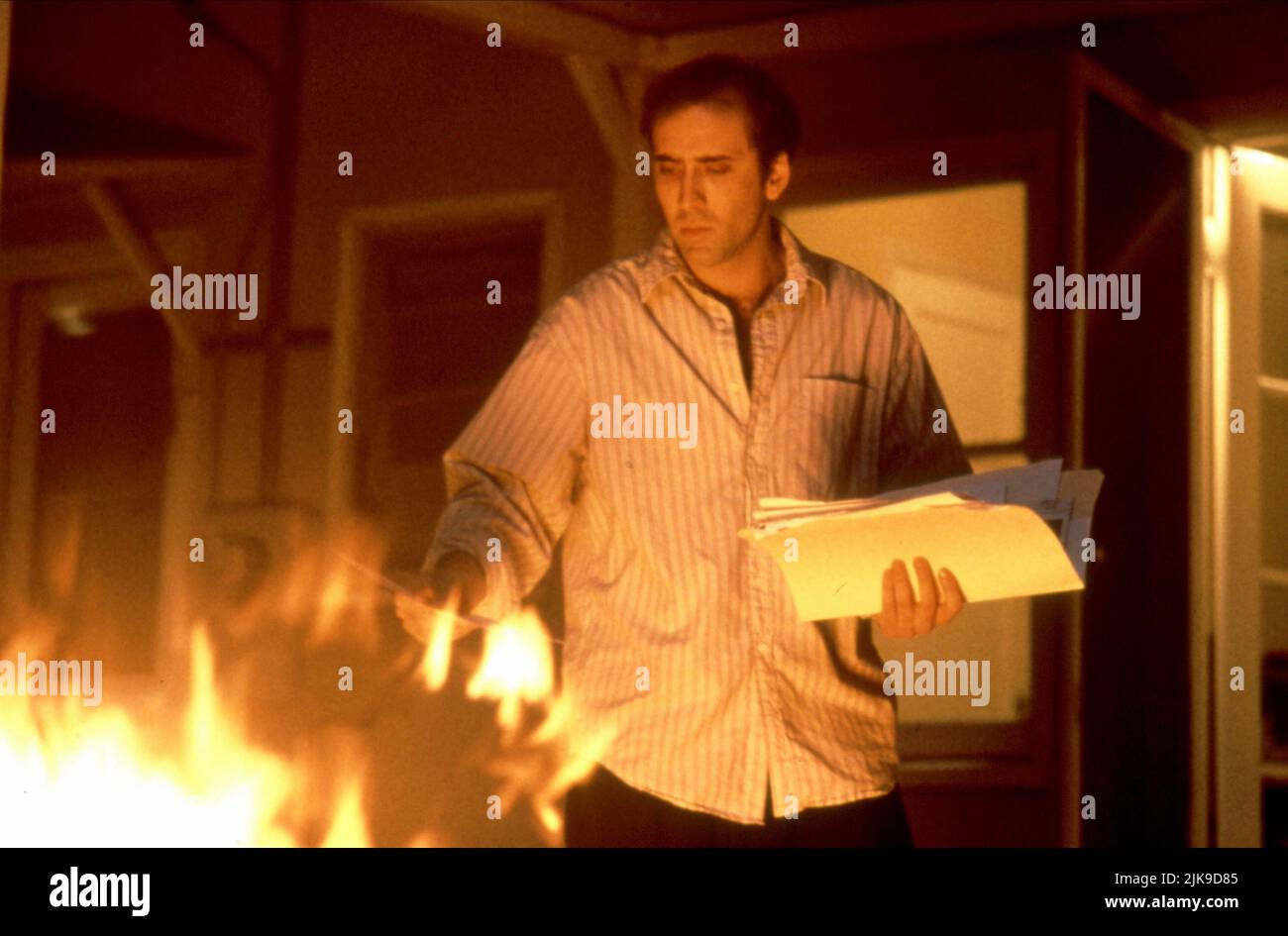 Nicolas Cage Film Leaving Las Vegas (USA 1995) Charaktere: Ben Sanderson Regie: Mike Figgis 15. September 1995 **WARNUNG** dieses Foto ist nur für redaktionelle Zwecke bestimmt und unterliegt dem Urheberrecht von UNITED ARTISTS und/oder dem Fotografen, der von der Film or Production Company beauftragt wurde. Es kann nur durch Veröffentlichungen in Verbindung mit der Werbung für den oben genannten Film reproduziert werden. Eine obligatorische Gutschrift für UNITED ARTISTS ist erforderlich. Der Fotograf sollte ebenfalls angerechnet werden, wenn er bekannt ist. Ohne schriftliche Genehmigung der Film Company kann keine kommerzielle Nutzung gewährt werden. Stockfoto