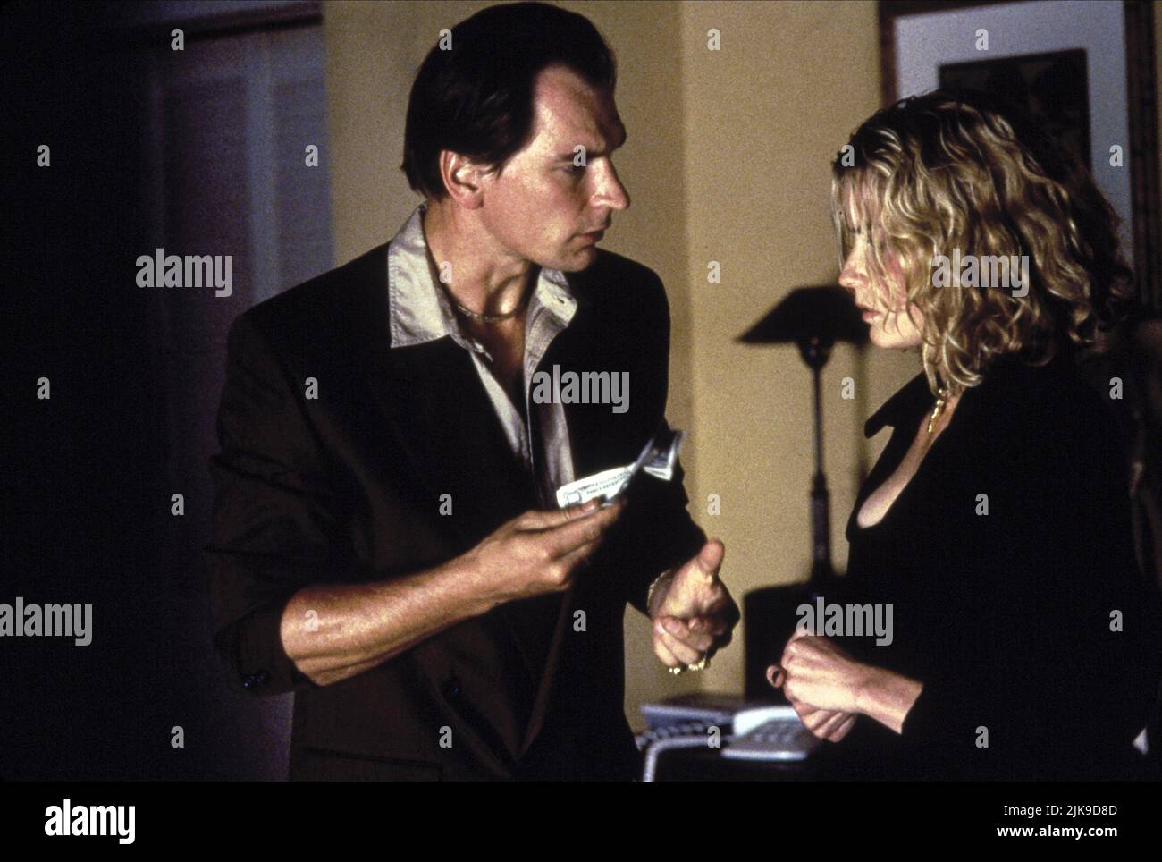 Julian Sands & Elisabeth Shue Film Leaving Las Vegas (USA 1995) Charaktere: Yuri, Sera Regie: Mike Figgis 15. September 1995 **WARNUNG** dieses Foto ist nur für redaktionelle Zwecke bestimmt und unterliegt dem Copyright der UNITED ARTISTS und/oder des Fotografen, der von der Film or Production Company zugewiesen wurde. Es kann nur durch Veröffentlichungen in Verbindung mit der Werbung für den oben genannten Film reproduziert werden. Eine obligatorische Gutschrift für UNITED ARTISTS ist erforderlich. Der Fotograf sollte ebenfalls angerechnet werden, wenn er bekannt ist. Ohne schriftliche Genehmigung der Film Company kann keine kommerzielle Nutzung gewährt werden. Stockfoto