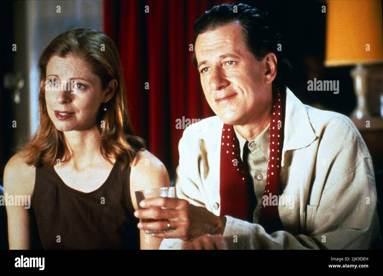 Heather Mitchell & Geoffrey Rush Film: A Little Bit of Soul (AUS 1998) Charaktere: Grace Michael, Godfrey Usher Regie: Peter Duncan 19 March 1998 **WARNUNG** Dieses Foto ist nur für redaktionelle Zwecke bestimmt und unterliegt dem Copyright von BEYOND FILMS und/oder des Fotografen, der von der Film- oder Produktionsfirma beauftragt wurde, und kann nur von Publikationen im Zusammenhang mit der Bewerbung des oben genannten Films reproduziert werden. Eine obligatorische Gutschrift für „BEYOND FILMS“ ist erforderlich. Der Fotograf sollte auch bei Bekanntwerden des Fotos gutgeschrieben werden. Ohne schriftliche Genehmigung der Film Company kann keine kommerzielle Nutzung gewährt werden. Stockfoto