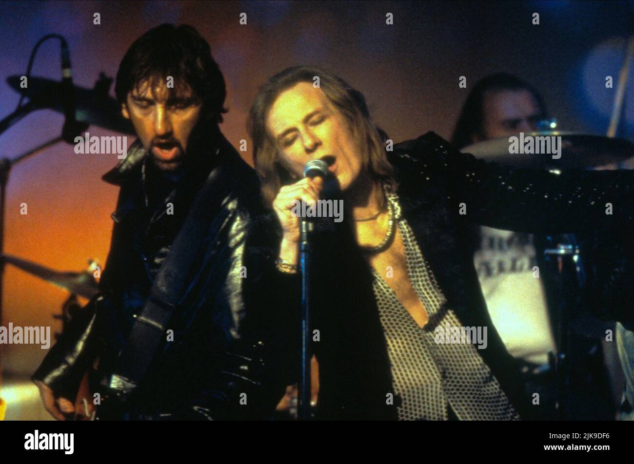 Jimmy Nail & Bill Nighy Film: Still Crazy (UK 1998) Charaktere: Les Wickes, Ray Simms Regie: Brian Gibson 30 October 1998 **WARNUNG** Dieses Foto ist nur für redaktionelle Zwecke bestimmt und unterliegt dem Copyright von COLUMBIA und/oder des Fotografen, der von der Film- oder Produktionsfirma beauftragt wurde, und kann nur von Publikationen im Zusammenhang mit der Bewerbung des oben genannten Films reproduziert werden. Eine obligatorische Gutschrift an COLUMBIA ist erforderlich. Der Fotograf sollte auch bei Bekanntwerden des Fotos gutgeschrieben werden. Ohne schriftliche Genehmigung der Film Company kann keine kommerzielle Nutzung gewährt werden. Stockfoto