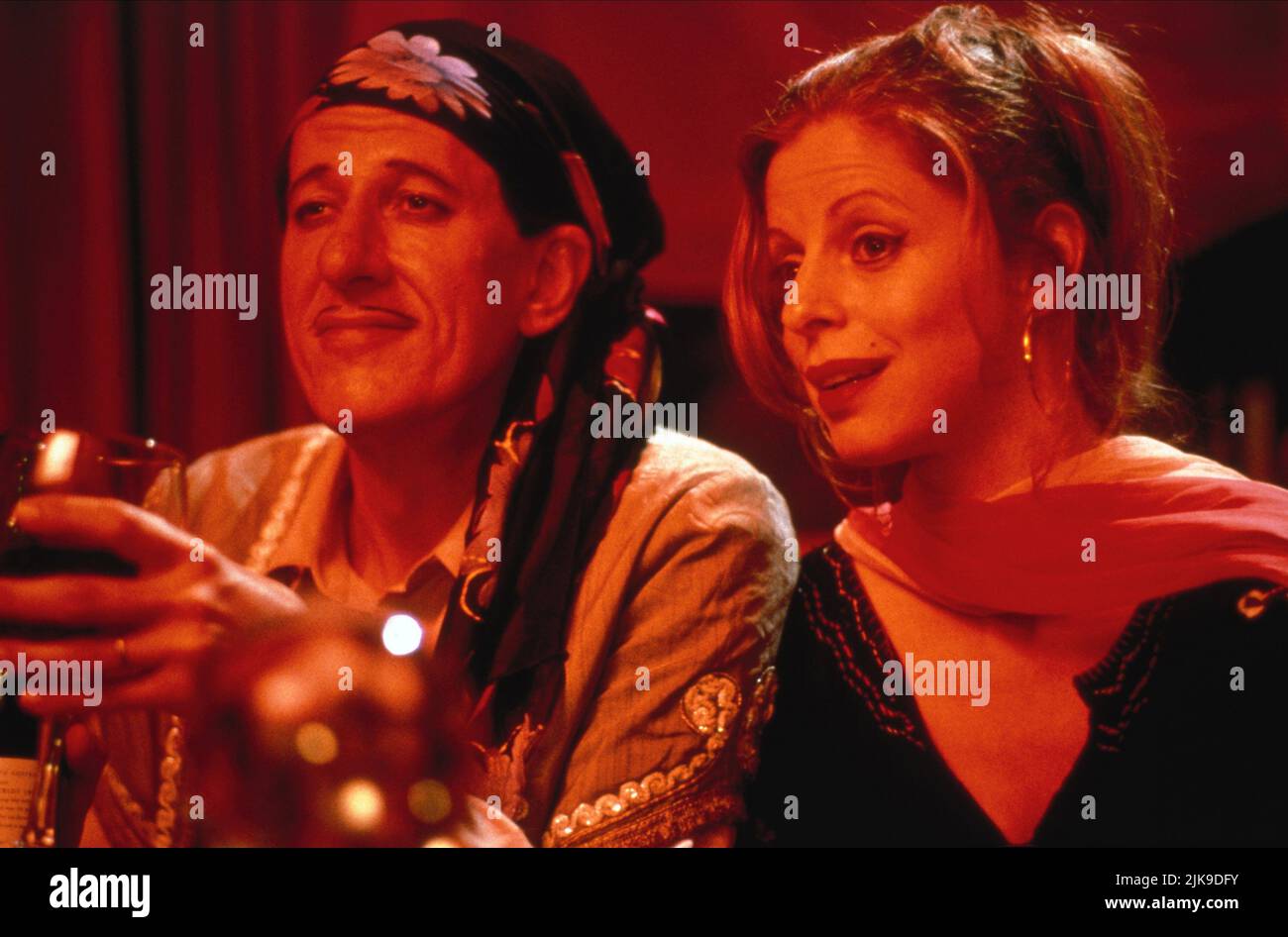 Geoffrey Rush & Heather Mitchell Film: A Little Bit of Soul (AUS 1998) Charaktere: Godfrey Usher, Grace Michael Regie: Peter Duncan 19 March 1998 **WARNUNG** Dieses Foto ist nur für redaktionelle Zwecke bestimmt und unterliegt dem Copyright von BEYOND FILMS und/oder des Fotografen, der von der Film- oder Produktionsfirma beauftragt wurde, und kann nur von Publikationen im Zusammenhang mit der Bewerbung des oben genannten Films reproduziert werden. Eine obligatorische Gutschrift für „BEYOND FILMS“ ist erforderlich. Der Fotograf sollte auch bei Bekanntwerden des Fotos gutgeschrieben werden. Ohne schriftliche Genehmigung der Film Company kann keine kommerzielle Nutzung gewährt werden. Stockfoto