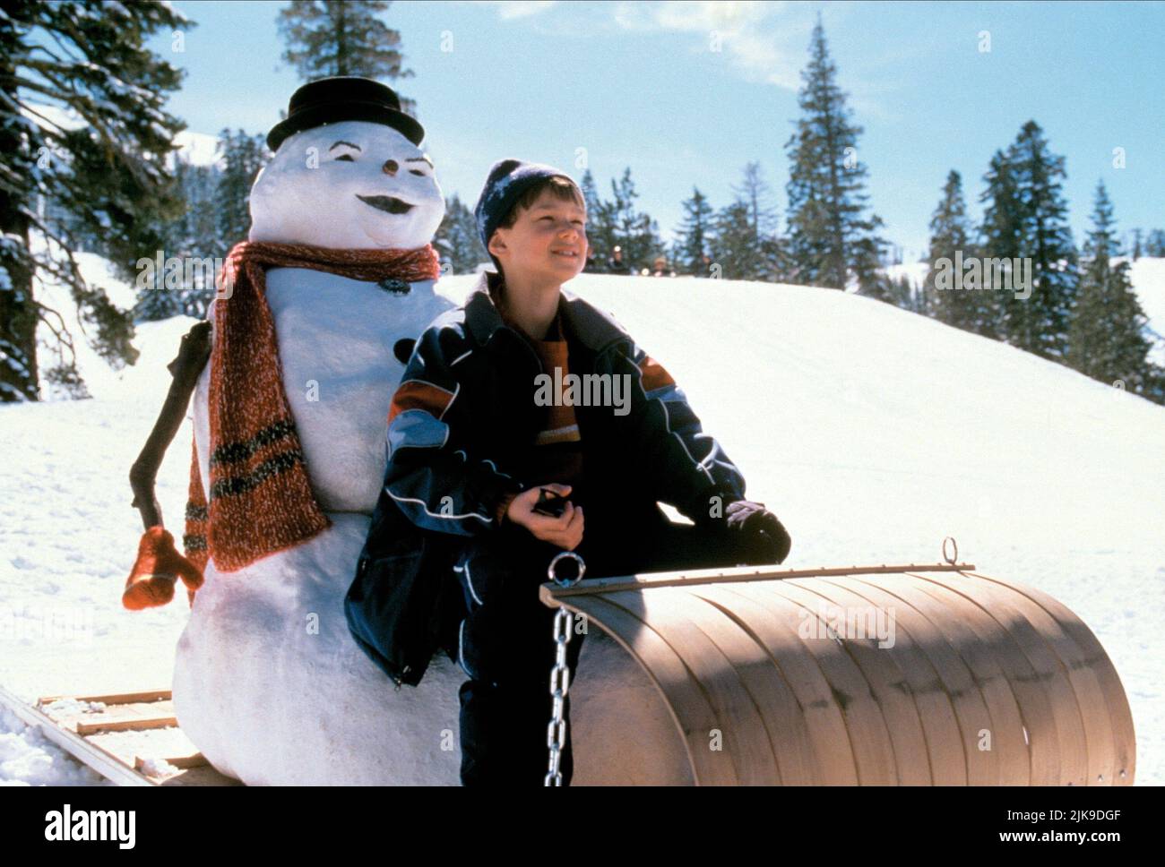 Joseph Cross Film: Jack Frost (USA 1998) Charaktere: Charlie Frost Regie: Troy Miller 05 December 1998 **WARNUNG** Dieses Foto ist nur für redaktionelle Verwendung bestimmt und unterliegt dem Copyright von WARNER BROS. Und/oder des Fotografen, der von der Film- oder Produktionsfirma beauftragt wurde und nur durch Publikationen im Zusammenhang mit der Bewerbung des oben genannten Films reproduziert werden kann. Eine obligatorische Gutschrift an WARNER BROS. Ist erforderlich. Der Fotograf sollte auch bei Bekanntwerden des Fotos gutgeschrieben werden. Ohne schriftliche Genehmigung der Film Company kann keine kommerzielle Nutzung gewährt werden. Stockfoto