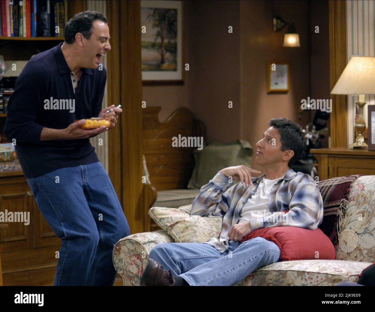 Brad Garrett & Ray Romano Television: Everybody Loves Raymond (TV-Serie) Charaktere: Robert Barone, Ray Barone USA 1996–2005, 13. September 1996 **WARNUNG** dieses Foto ist nur für redaktionelle Zwecke bestimmt und unterliegt dem Urheberrecht von CBS und/oder dem Fotografen, der von der Film or Production Company zugewiesen wurde. Eine obligatorische Gutschrift an CBS ist erforderlich. Der Fotograf sollte ebenfalls angerechnet werden, wenn er bekannt ist. Ohne schriftliche Genehmigung der Film Company kann keine kommerzielle Nutzung gewährt werden. Stockfoto
