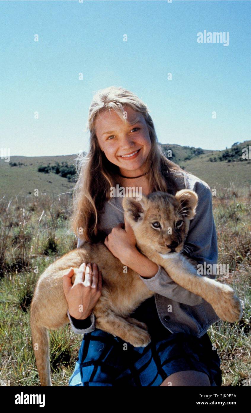 Ariana Richards & Lion Cub Film: Born Free: A New Adventure (TV-Film) Charaktere: Valerie 'Val' Porter USA 1996, Regie: Tommy Lee Wallace 27 April 1996 **WARNUNG** Dieses Foto ist nur für redaktionelle Zwecke bestimmt und unterliegt dem Copyright von ABC und/oder des Fotografen, der von der Film- oder Produktionsfirma beauftragt wurde, und kann nur von Publikationen im Zusammenhang mit der Bewerbung des oben genannten Films reproduziert werden. Eine obligatorische Gutschrift an ABC ist erforderlich. Der Fotograf sollte auch bei Bekanntwerden des Fotos gutgeschrieben werden. Ohne schriftliche Genehmigung der Film Company kann keine kommerzielle Nutzung gewährt werden. Stockfoto