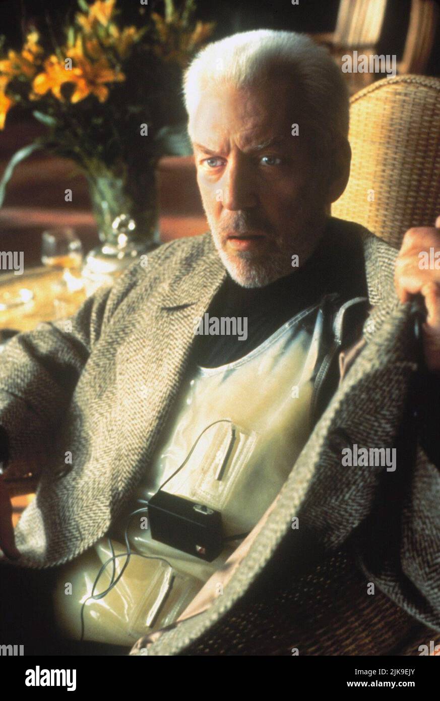 Donald Sutherland Film: Hollow Point (1998) Charaktere: Garrett Lawton Regie: Sidney J. Furie 01 July 1996 **WARNUNG** Dieses Foto ist nur für den redaktionellen Gebrauch bestimmt und unterliegt dem Copyright der Film Company und/oder des Fotografen, der von der Film- oder Produktionsfirma beauftragt wurde, und kann nur durch Publikationen im Zusammenhang mit der Bewerbung des oben genannten Films reproduziert werden. Eine obligatorische Gutschrift an die Filmgesellschaft ist erforderlich. Der Fotograf sollte auch bei Bekanntwerden des Fotos gutgeschrieben werden. Ohne schriftliche Genehmigung der Film Company kann keine kommerzielle Nutzung gewährt werden. Stockfoto