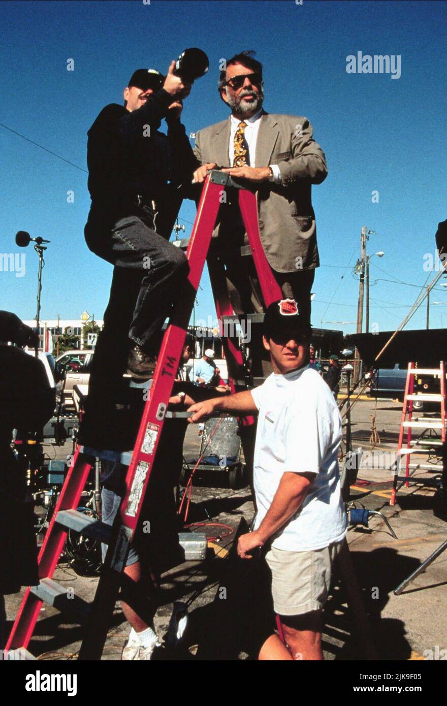 John toll & Francis Ford Coppola Film The Rainmaker (USA 1997) Regie: Francis Ford Coppola 18. November 1997 **WARNUNG** dieses Foto ist nur für redaktionelle Zwecke bestimmt und unterliegt dem Urheberrecht von PARAMOUNT und/oder dem Fotografen, der von der Film or Production Company zugewiesen wurde. Es kann nur durch Veröffentlichungen in Verbindung mit der Werbung für den oben genannten Film reproduziert werden. Es ist eine obligatorische Gutschrift bis ÜBERGEORDNETEN BETRAG erforderlich. Der Fotograf sollte ebenfalls angerechnet werden, wenn er bekannt ist. Ohne schriftliche Genehmigung der Film Company kann keine kommerzielle Nutzung gewährt werden. Stockfoto