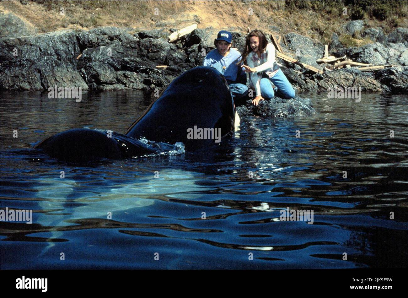 Jason James Richter & Mary Kate Schellhardt Film: Free Willy 2: The Adventure Home (USA/FR 1995) Charaktere: & Nadine Regie: Dwight H. Little 19 July 1995 **WARNUNG** Dieses Foto ist nur für den redaktionellen Gebrauch bestimmt und unterliegt dem Copyright von WARNER BROS. Und/oder des Fotografen, der von der Film- oder Produktionsfirma beauftragt wurde und nur durch Publikationen im Zusammenhang mit der Bewerbung des oben genannten Films reproduziert werden kann. Eine obligatorische Gutschrift an WARNER BROS. Ist erforderlich. Der Fotograf sollte auch bei Bekanntwerden des Fotos gutgeschrieben werden. Ohne schriftliche Genehmigung der Film Company kann keine kommerzielle Nutzung gewährt werden. Stockfoto