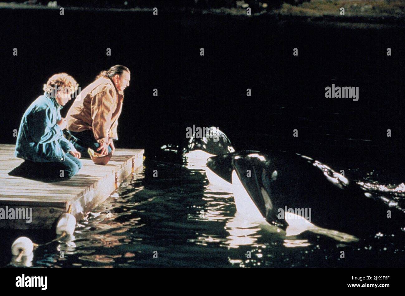 Jason James Richter & August Schellenberg Film: Free Willy 2: The Adventure Home (USA/FR 1995) Charaktere: & Randolph Regie: Dwight H. Little 19 July 1995 **WARNUNG** Dieses Foto ist nur für den redaktionellen Gebrauch bestimmt und unterliegt dem Copyright von WARNER BROS. Und/oder des Fotografen, der von der Film- oder Produktionsfirma beauftragt wurde und nur durch Publikationen im Zusammenhang mit der Bewerbung des oben genannten Films reproduziert werden kann. Eine obligatorische Gutschrift an WARNER BROS. Ist erforderlich. Der Fotograf sollte auch bei Bekanntwerden des Fotos gutgeschrieben werden. Ohne schriftliche Genehmigung der Film Company kann keine kommerzielle Nutzung gewährt werden. Stockfoto