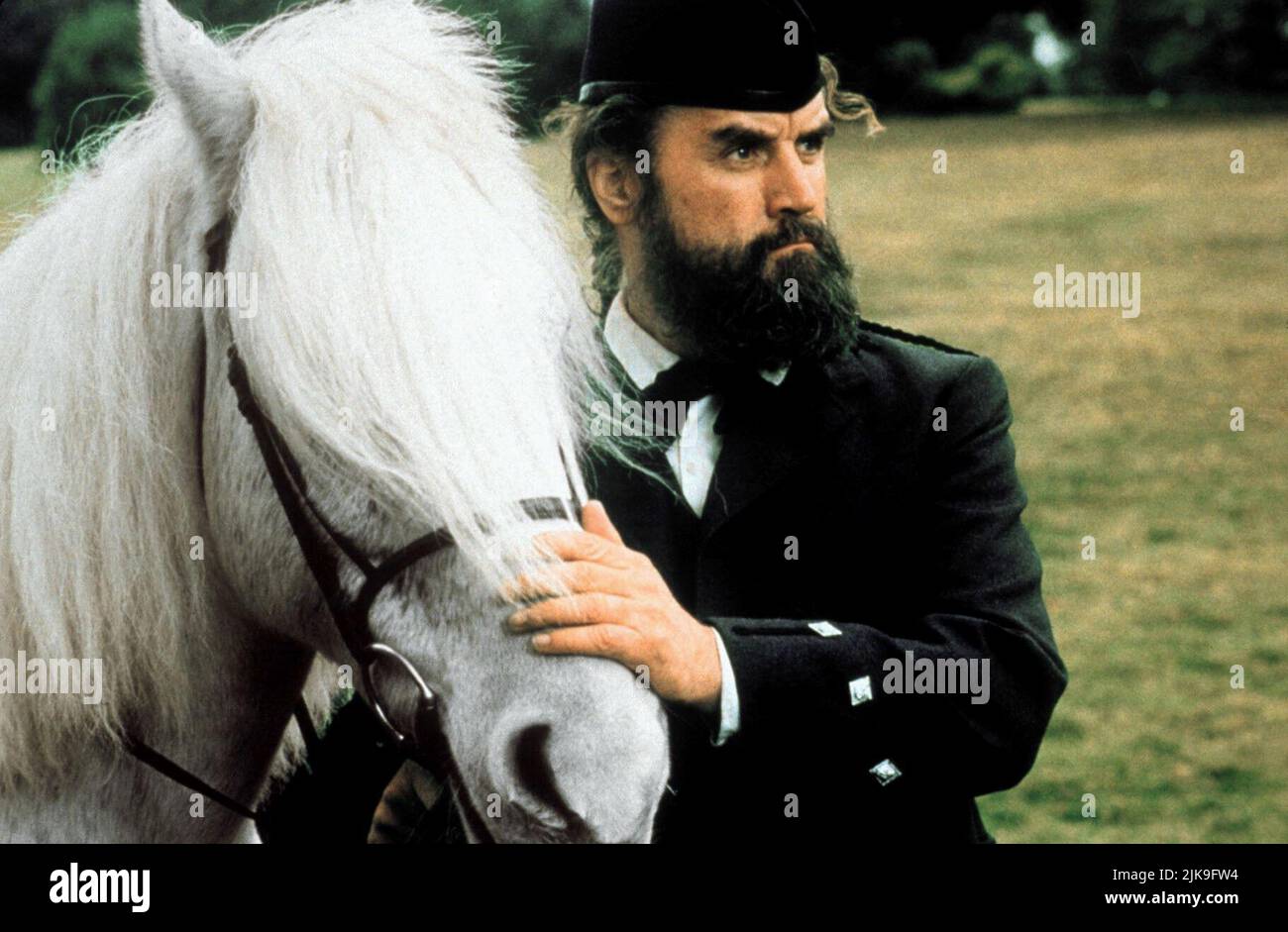 Billy Connolly & Horse Film Mrs. Brown (UK/IRL/USA 1997) Charaktere: John Brown & Regisseur: John Madden 18. Juli 1997 **WARNUNG** dieses Foto ist nur für redaktionelle Zwecke bestimmt und unterliegt dem Copyright von BBC SCOTLAND und/oder dem von der Film or Production Company beauftragten Fotografen und kann nur durch Veröffentlichungen in Verbindung mit der Werbung für den oben genannten Film reproduziert werden. Eine obligatorische Gutschrift an die BBC SCOTLAND ist erforderlich. Der Fotograf sollte ebenfalls angerechnet werden, wenn er bekannt ist. Ohne schriftliche Genehmigung der Film Company kann keine kommerzielle Nutzung gewährt werden. Stockfoto